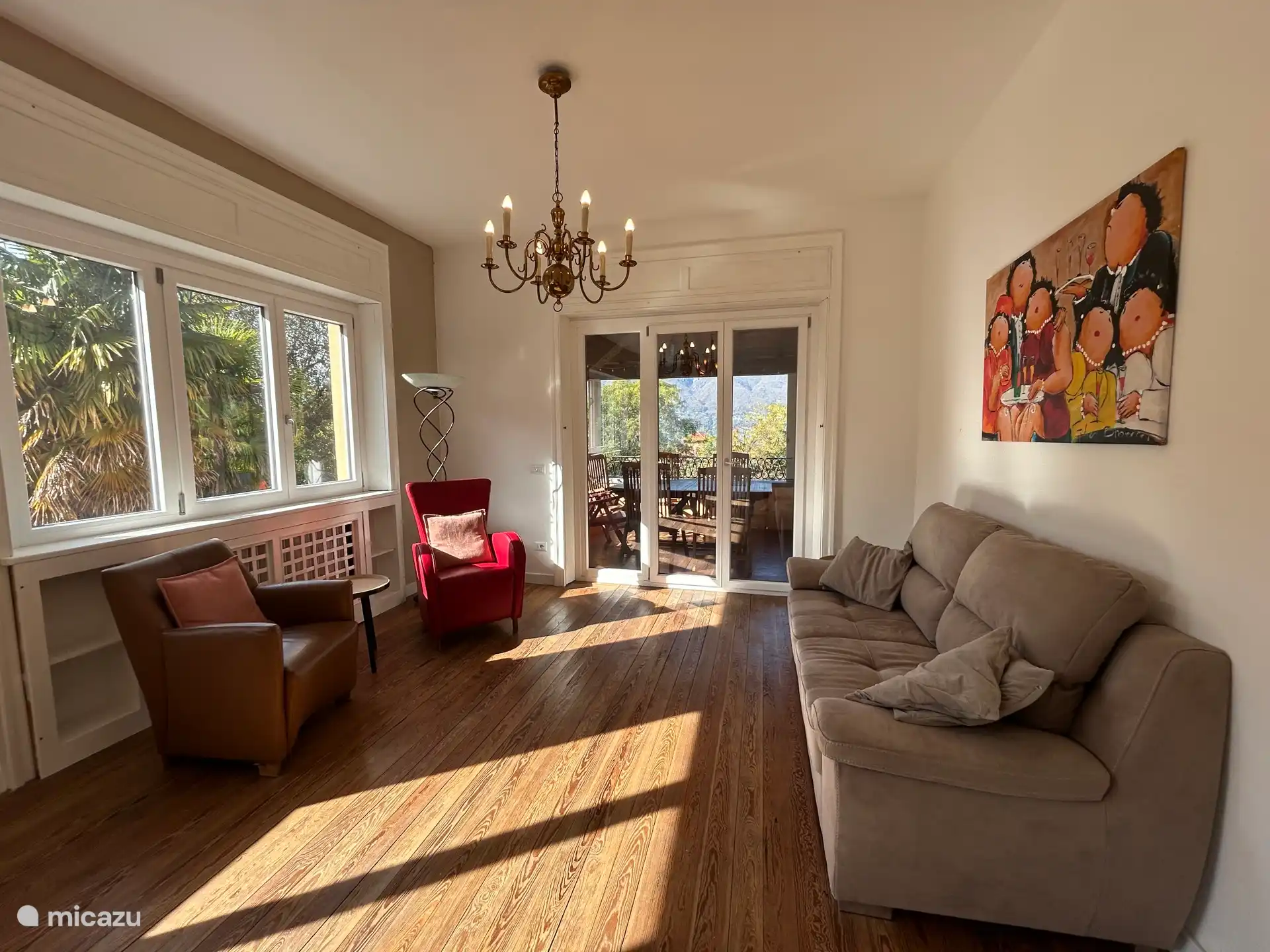 Das Wohnzimmer mit angrenzender Terrasse