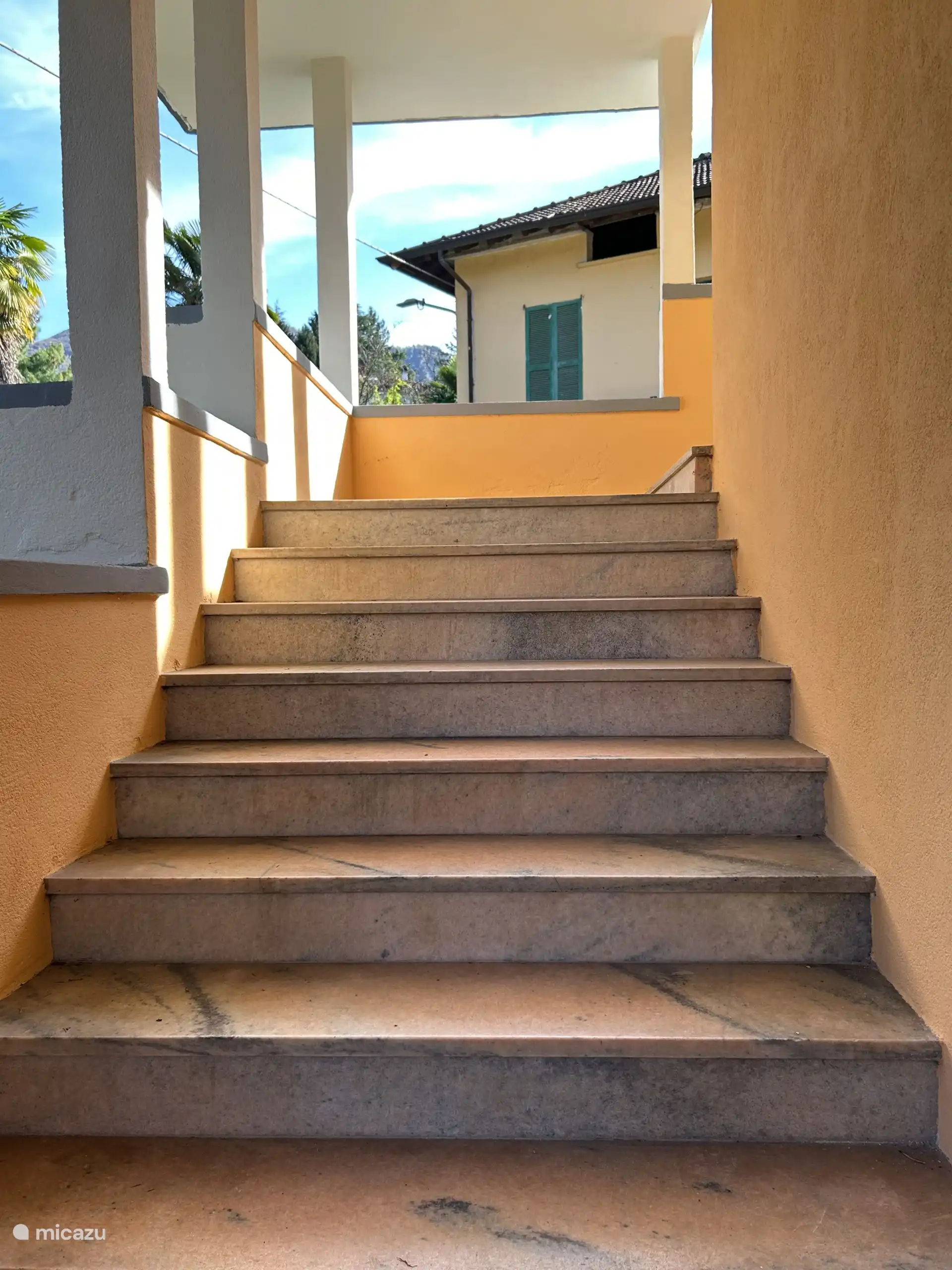 Die Treppe in den ersten Stock