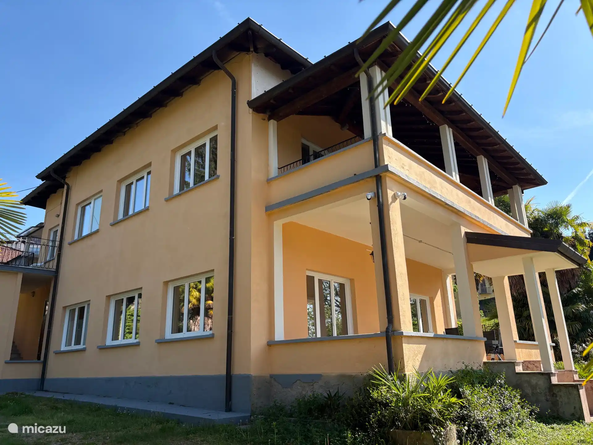 Villa mit Seitenansicht