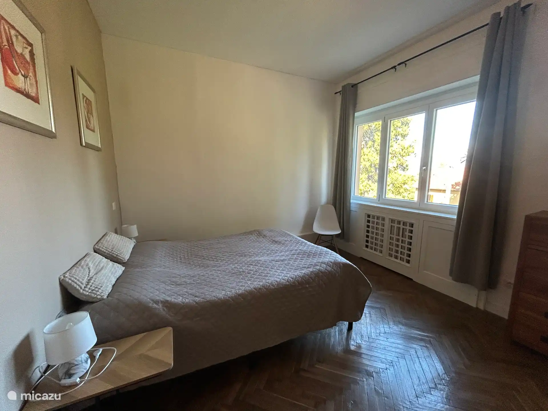 Das Schlafzimmer mit See- und Bergblick