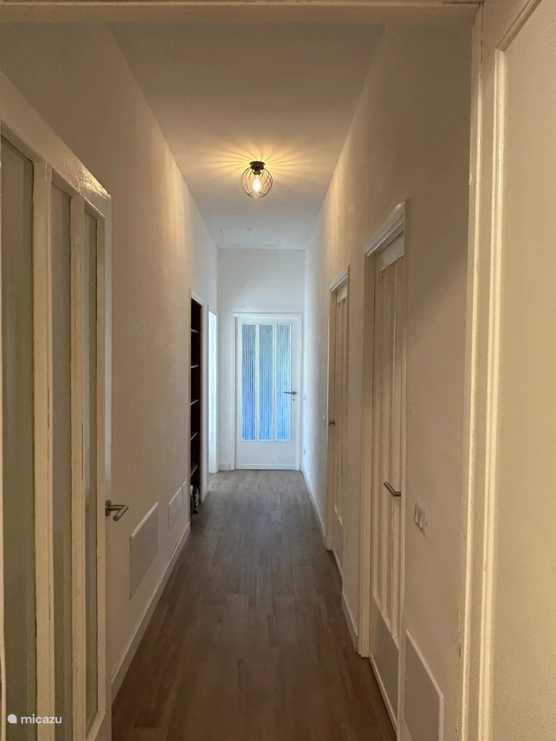 Der Flur zwischen dem Wohnzimmer und den Schlafzimmern