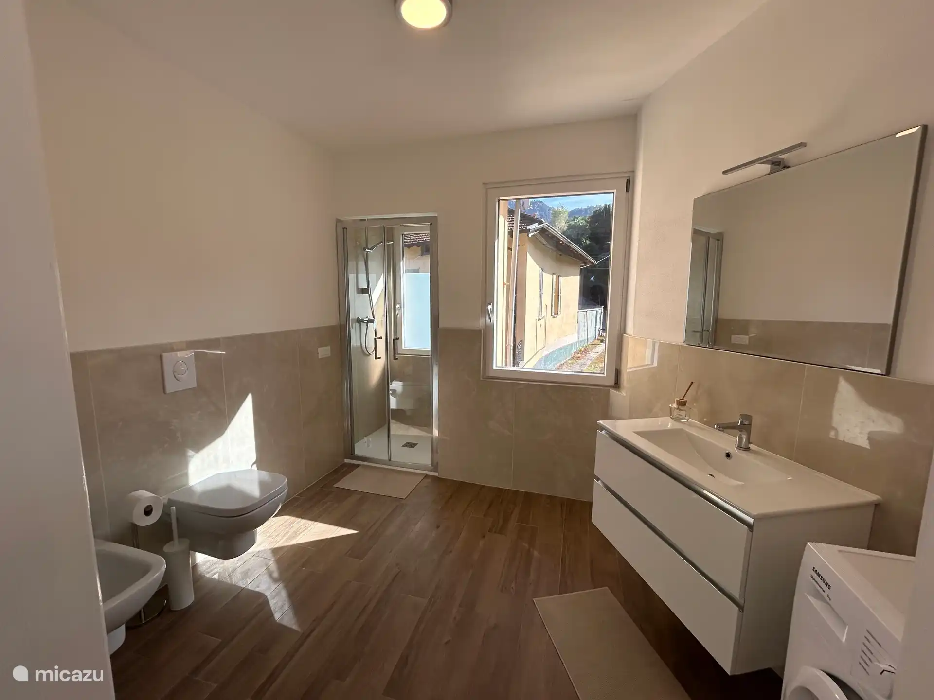 Das Badezimmer im hinteren Bereich