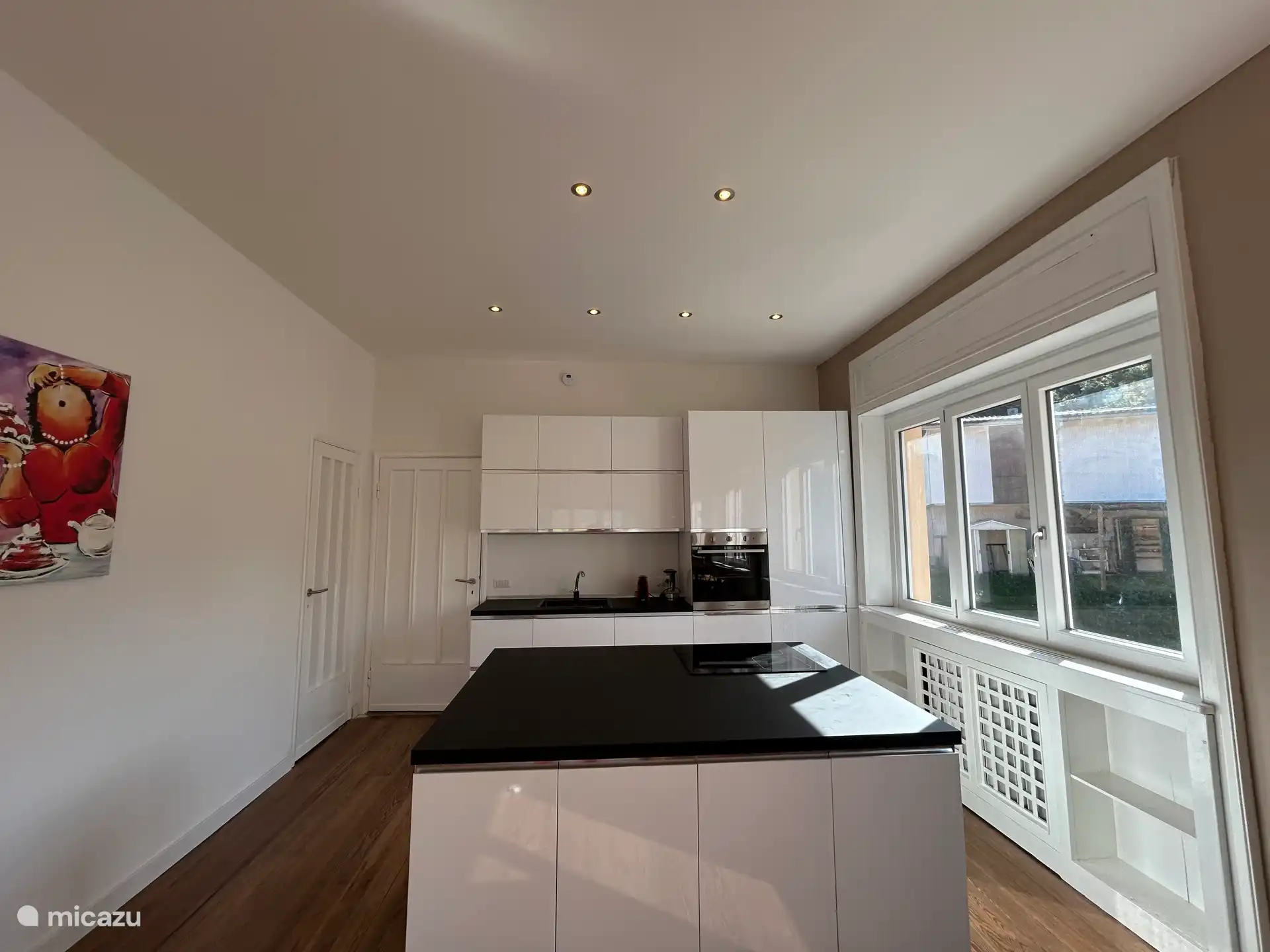 Die Küche mit Kochinsel im Wohnzimmer