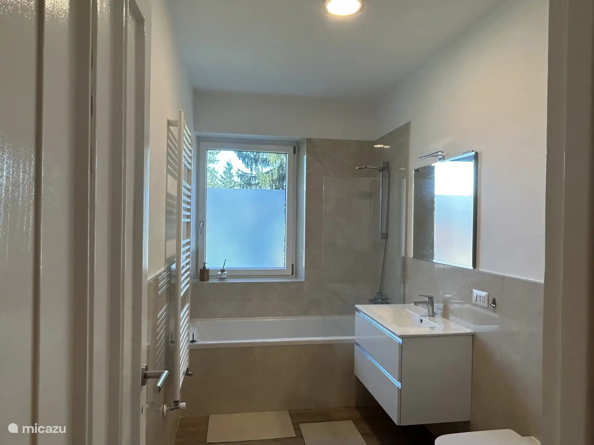 Das Badezimmer mit Badewanne, Dusche, Waschbecken, WC und Bidet.