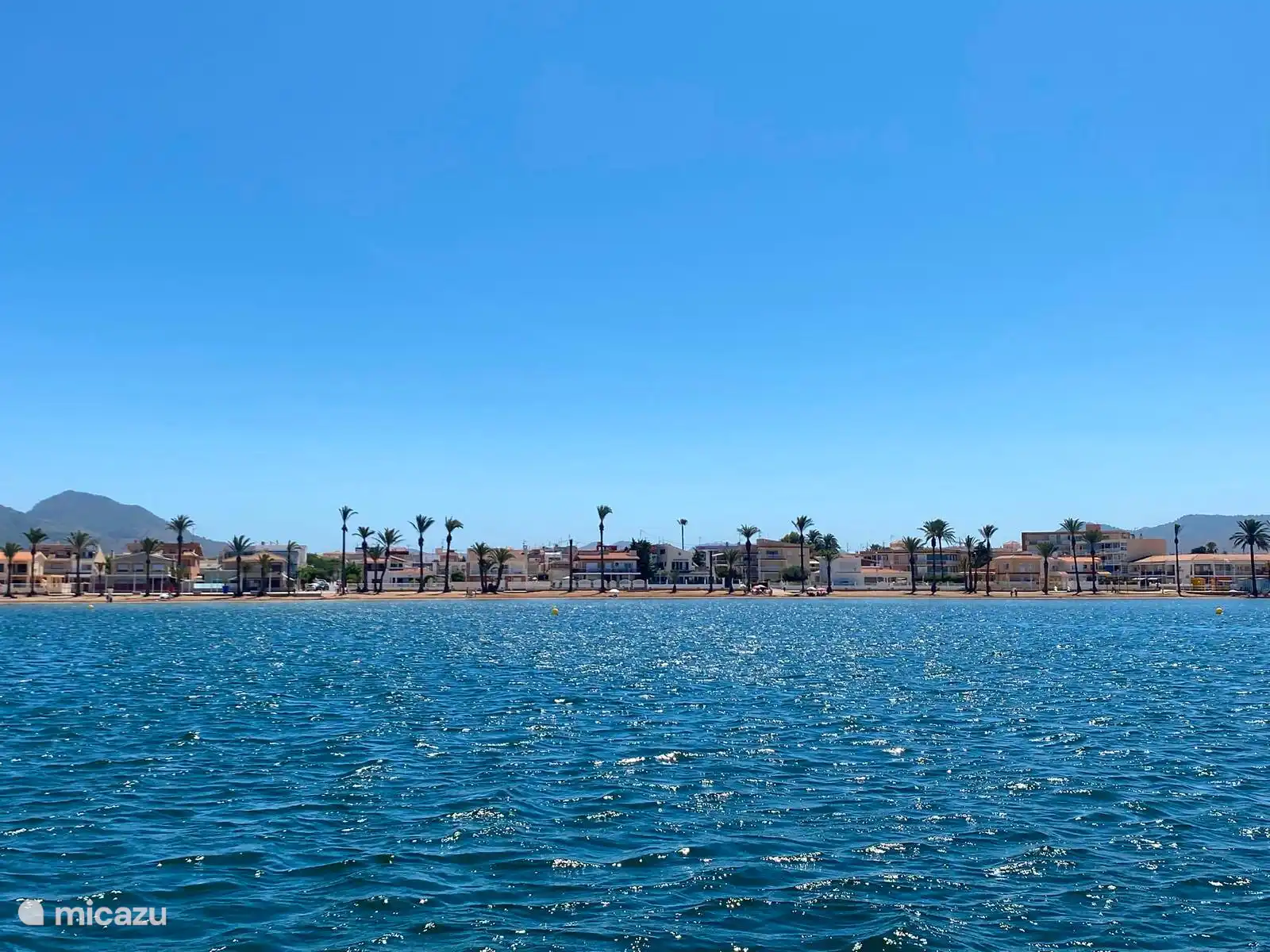 Zicht op Mar de Cristal van op het water