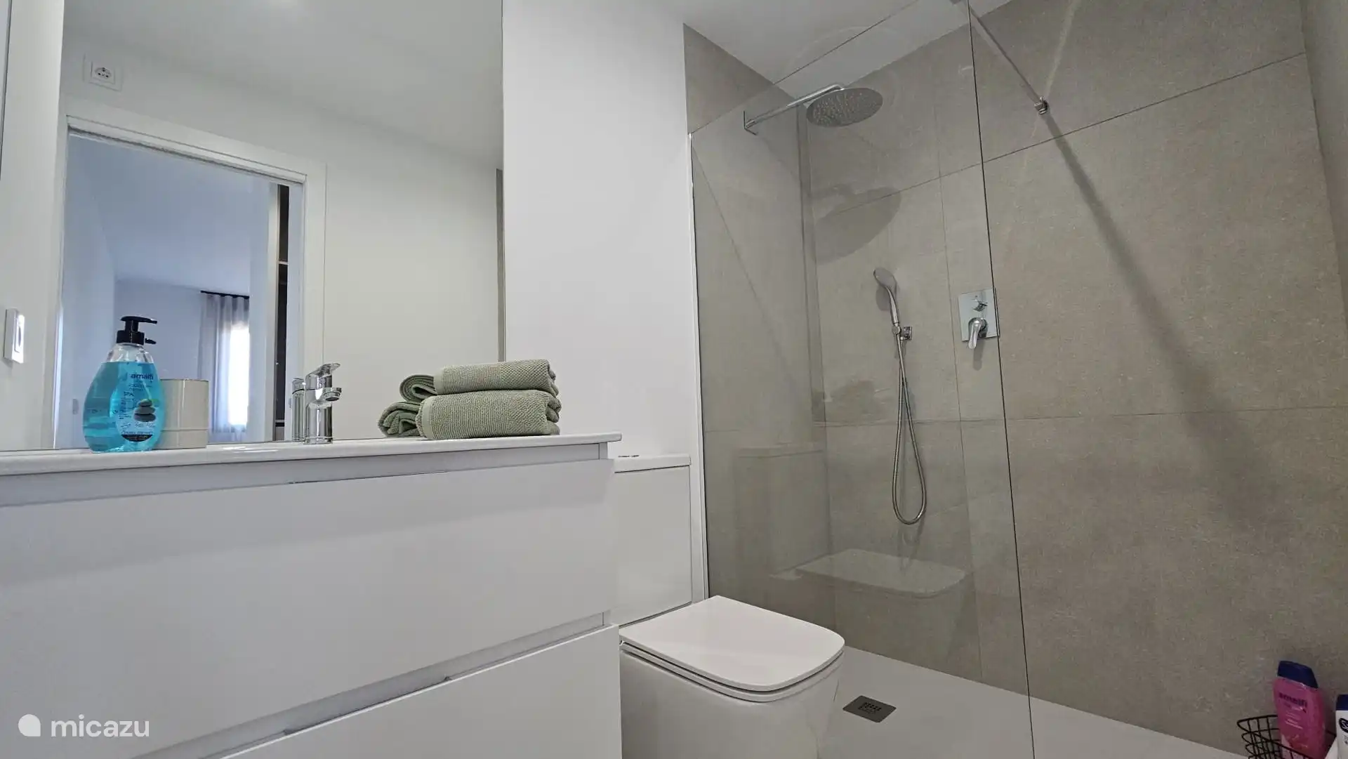 Eigenes Badezimmer mit begehbarer Dusche