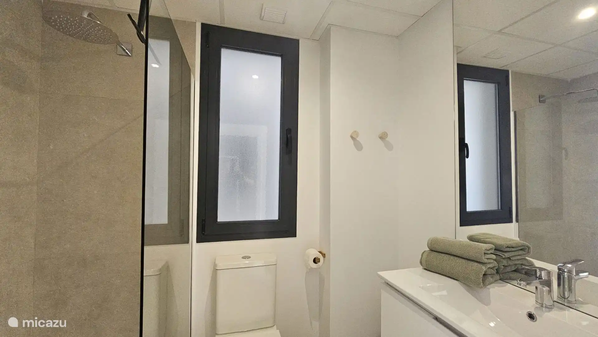 Zweites Badezimmer mit begehbarer Dusche