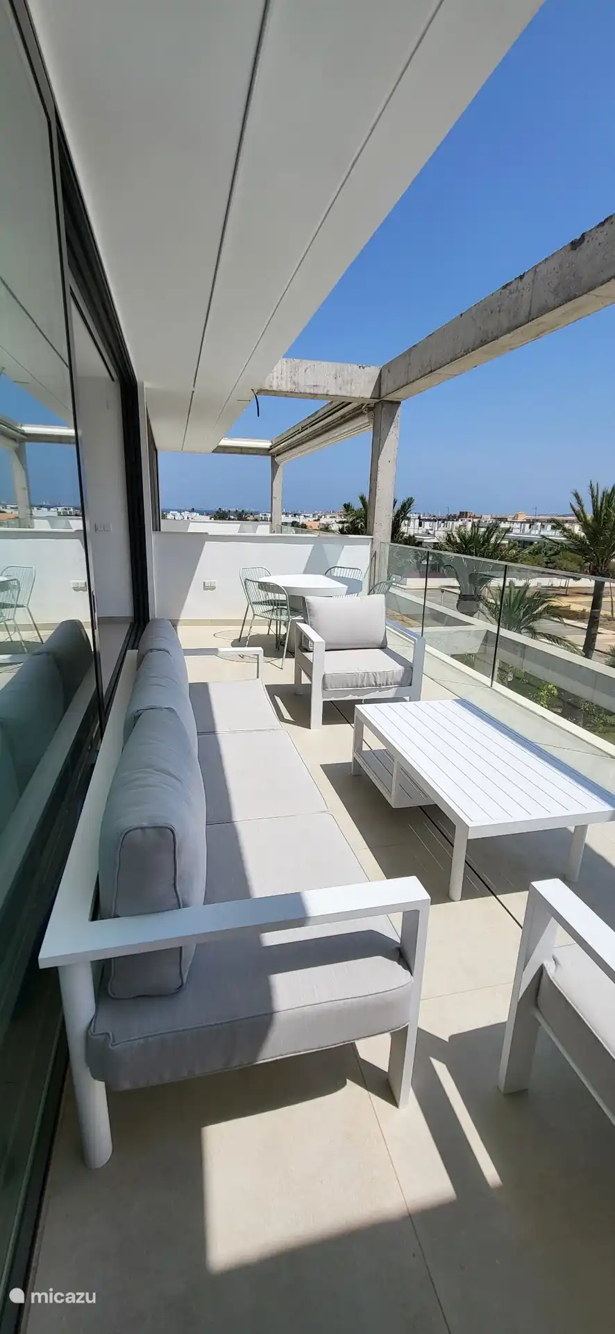 Großzügige Terrasse mit Blick auf das Meer, die Berge und den Pool