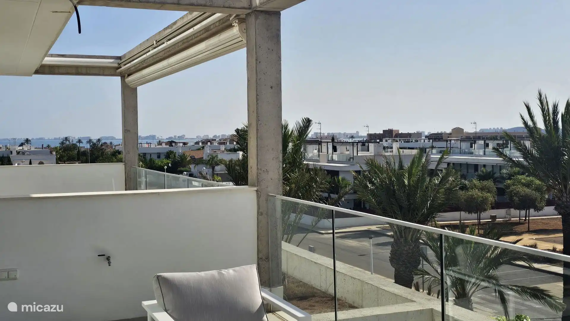 Großzügige Terrasse mit Blick auf das Meer, die Berge und den Pool