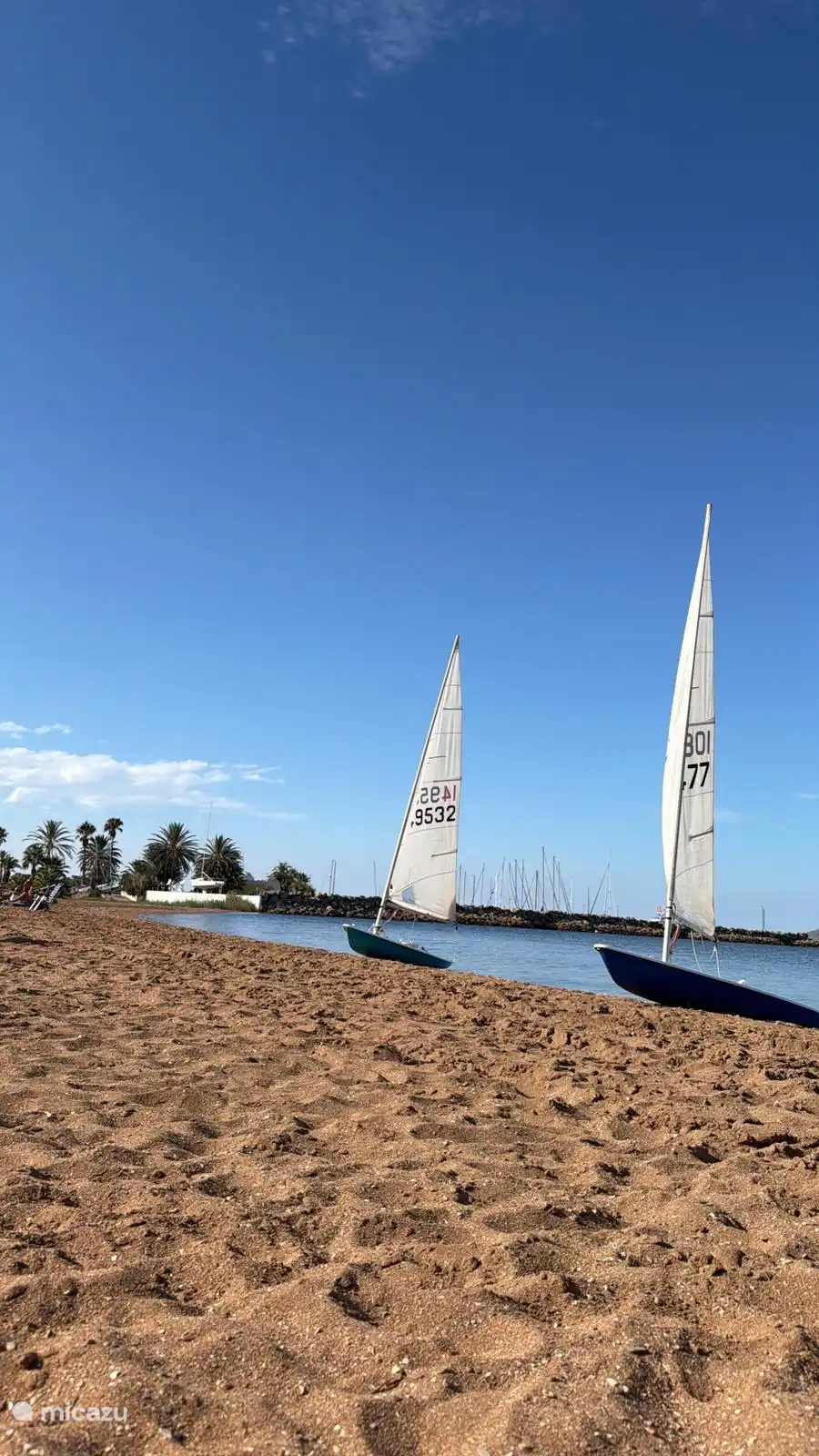 Der Strand Mar de Cristal ist von der Wohnung aus zu Fuß erreichbar