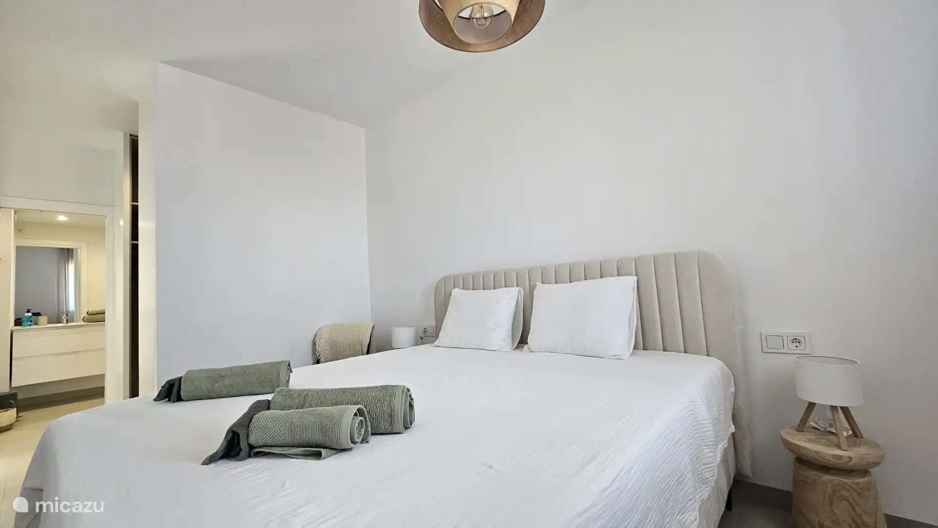 Hauptschlafzimmer mit eigenem Bad und großem begehbarem Ankleidezimmer