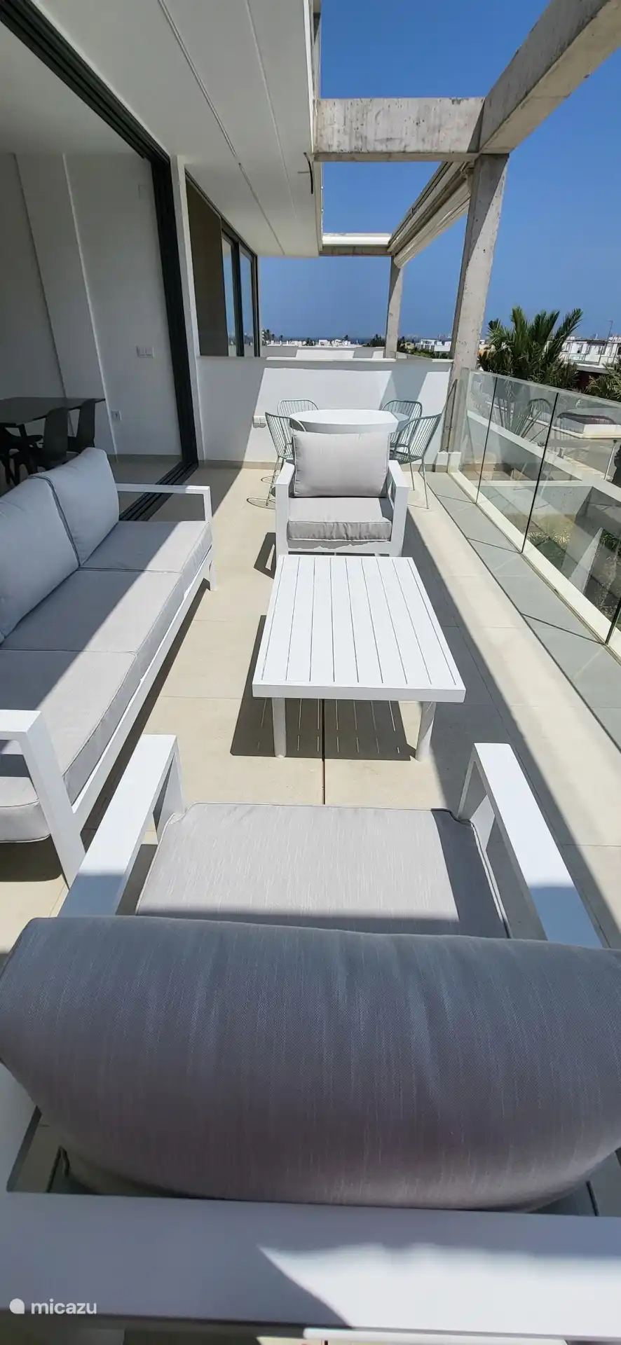 Großzügige Terrasse mit Blick auf das Meer, die Berge und den Pool