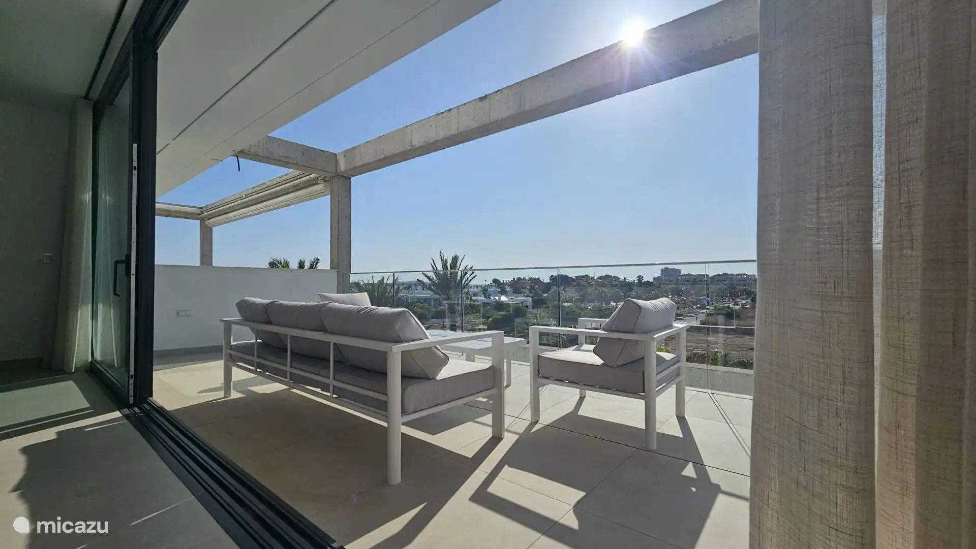 Großzügige Terrasse mit Blick auf das Meer, die Berge und den Pool