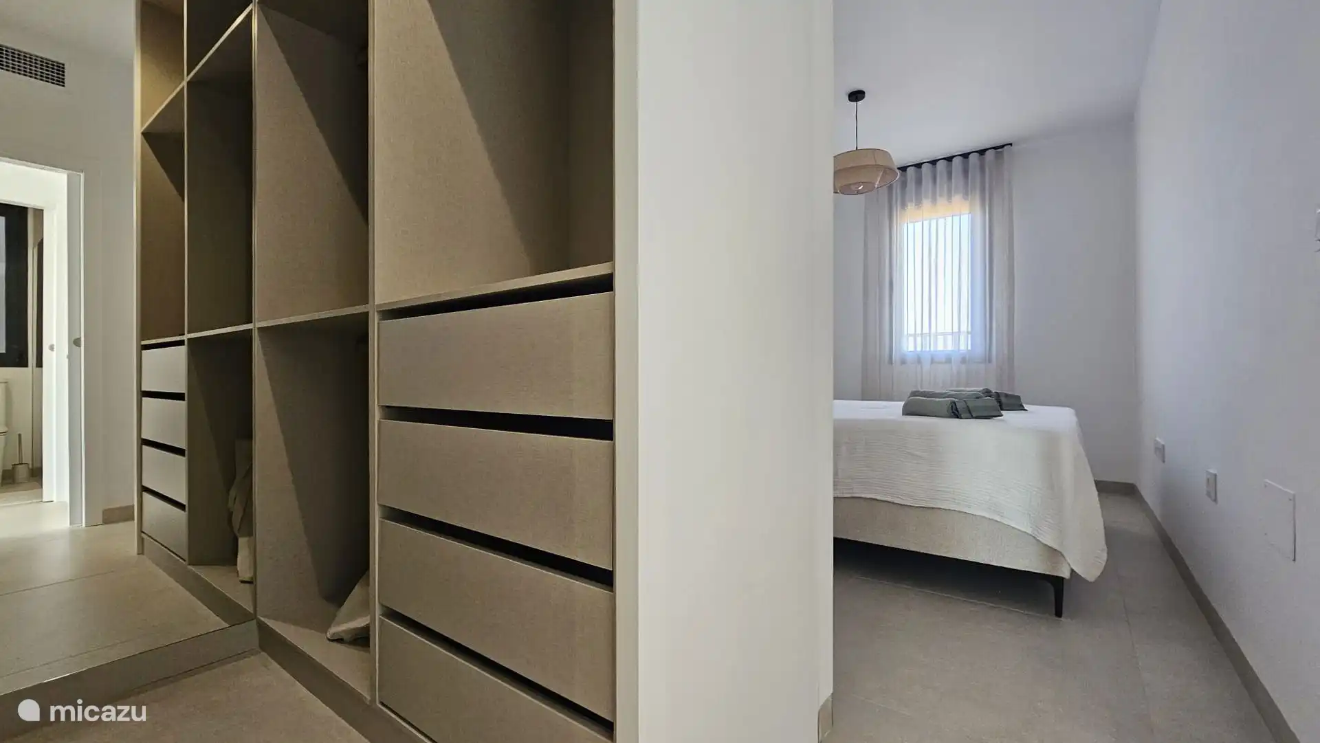 Hauptschlafzimmer mit eigenem Bad und großem begehbarem Ankleidezimmer