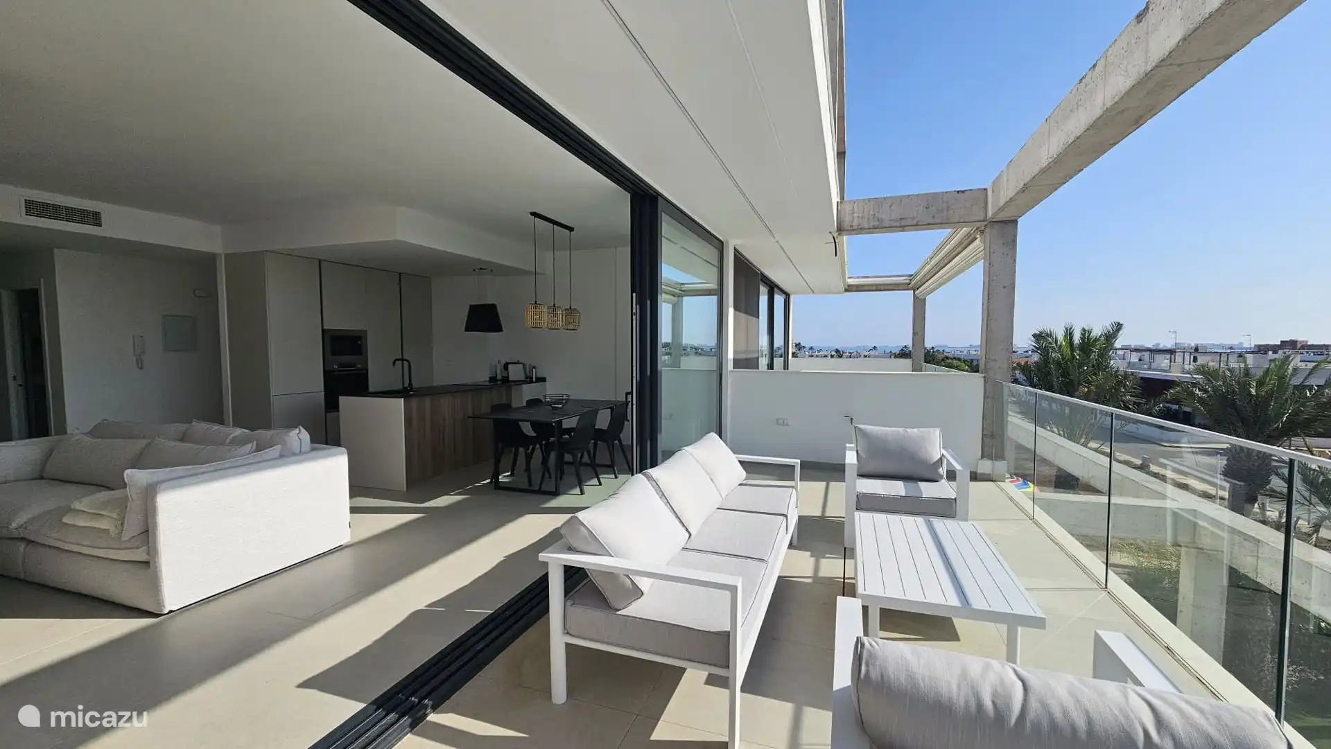 Großzügige Terrasse mit Blick auf das Meer, die Berge und den Pool