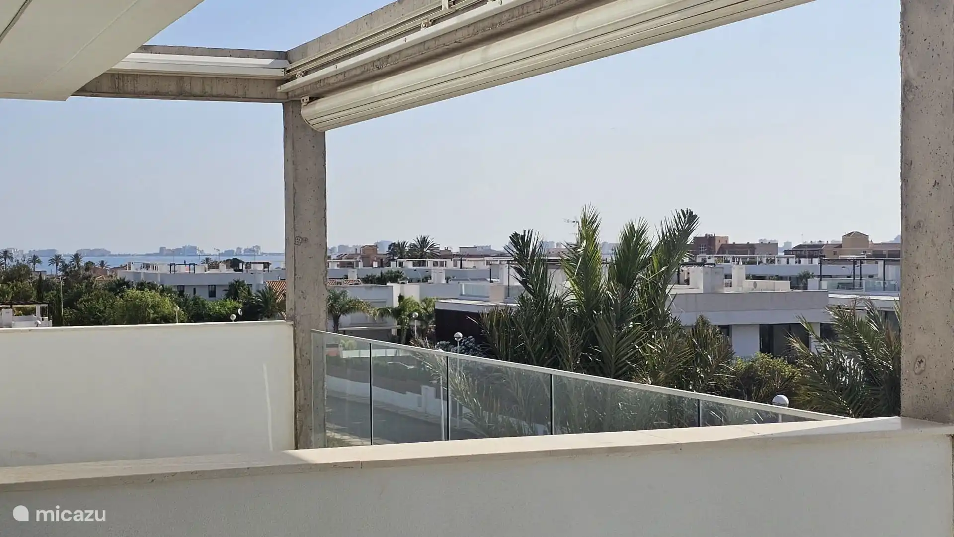 Großzügige Terrasse mit Blick auf das Meer, die Berge und den Pool