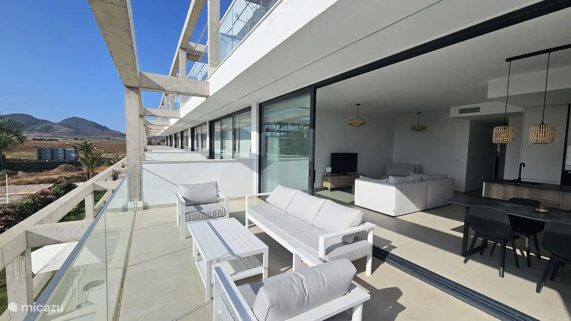 Großzügige Terrasse mit Blick auf das Meer, die Berge und den Pool