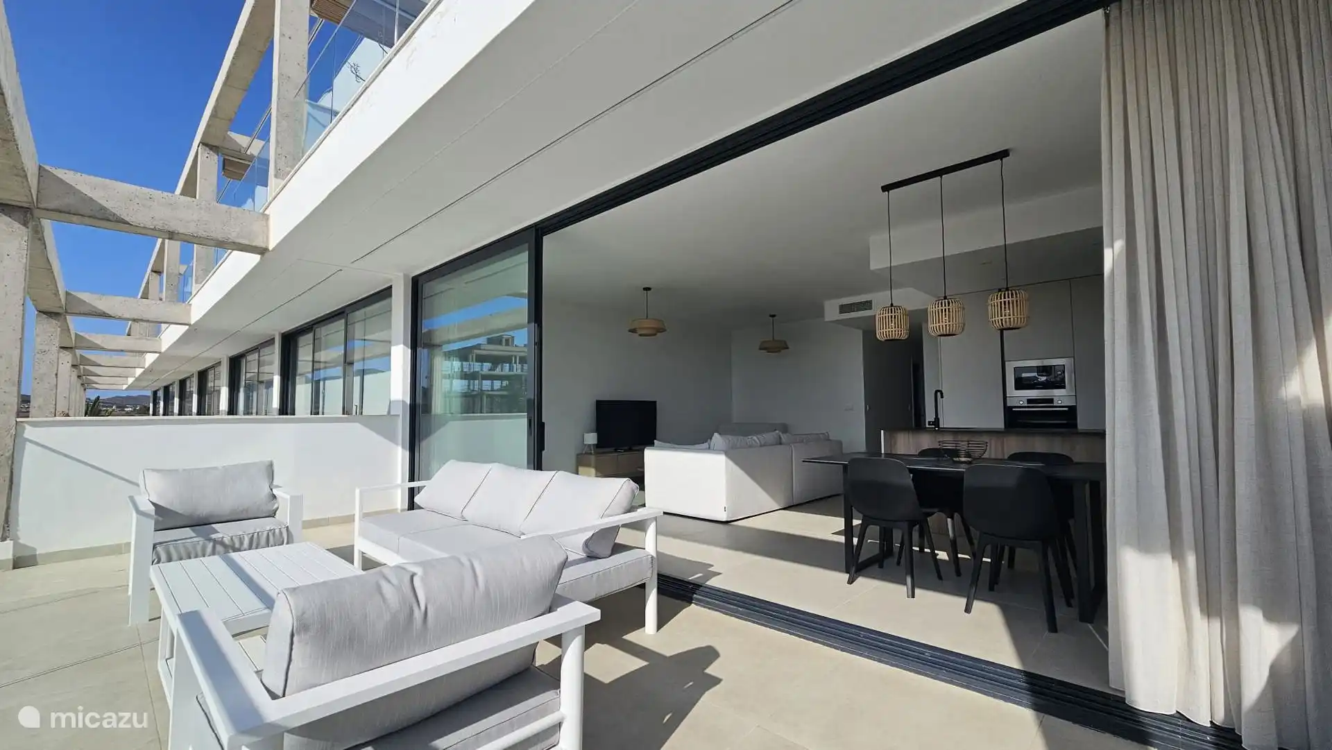 Großzügige Terrasse mit Blick auf das Meer, die Berge und den Pool