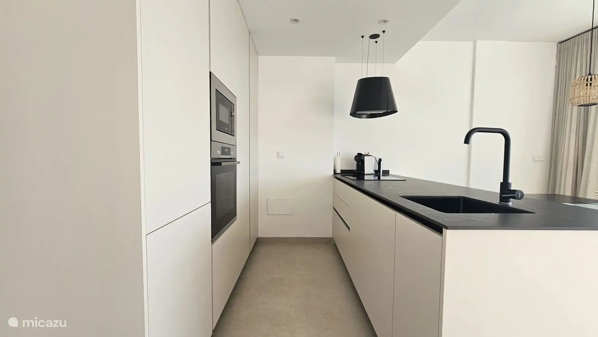 Moderne offene Küche mit Kochinsel und allem Notwendigen