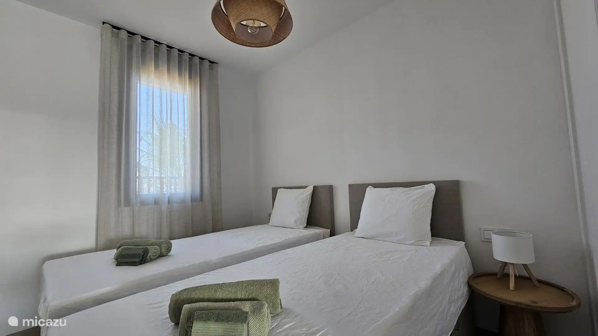 Zweites Schlafzimmer mit geräumigen Einbauschränken