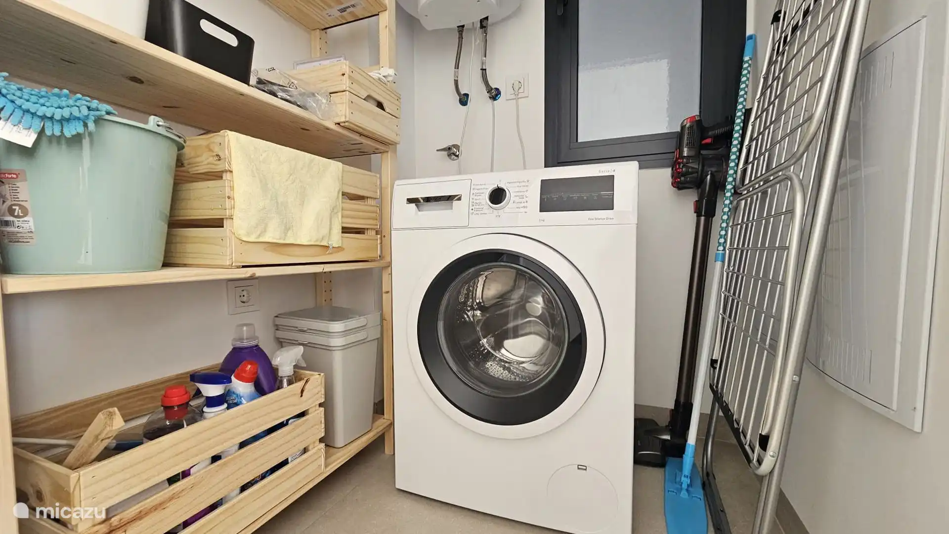 Abstellraum, Waschmaschine, Bügeleisen und Bügelbrett, Staubsauger etc...