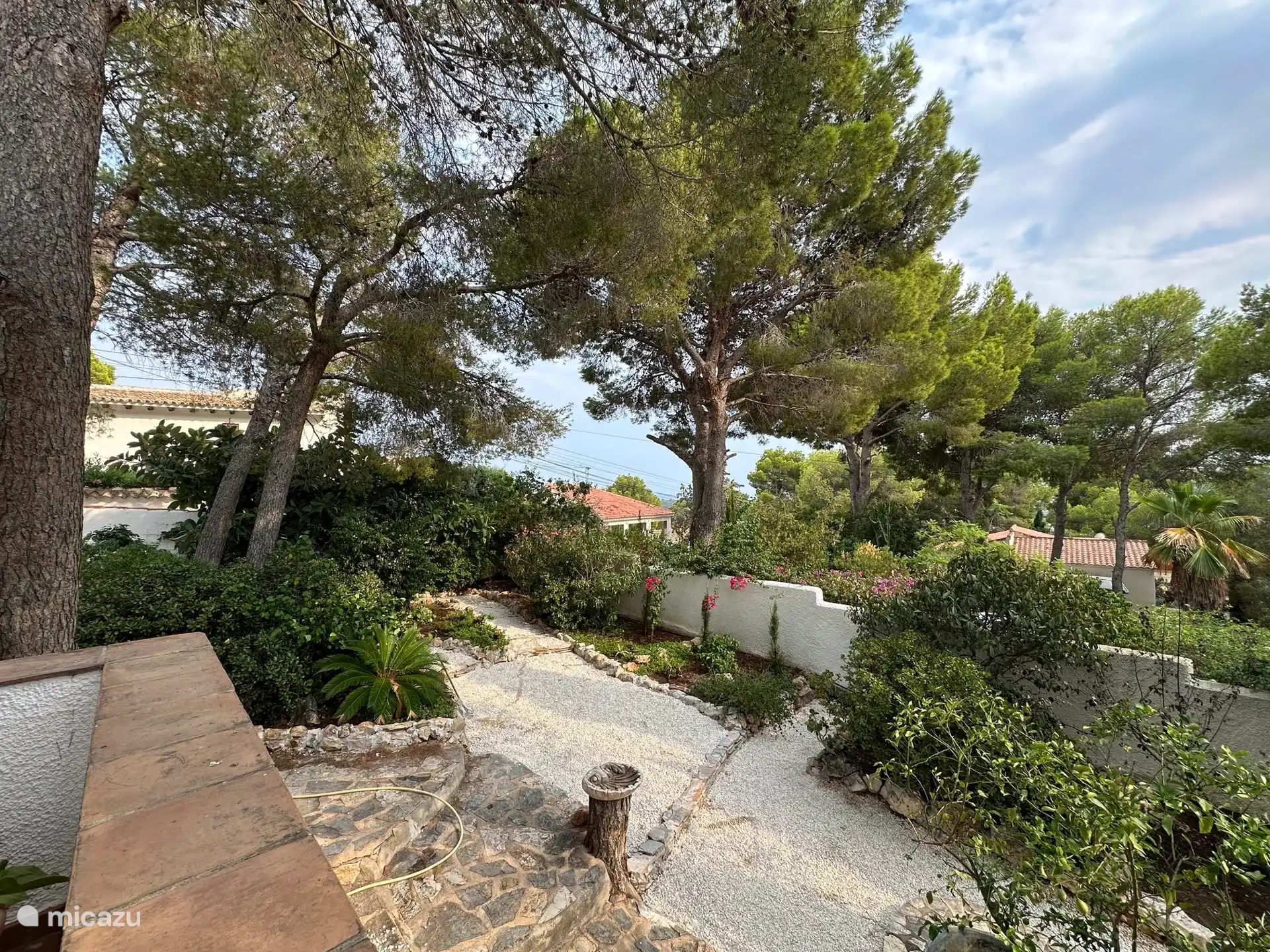 Vue depuis la terrasse (avec la mer au loin)
