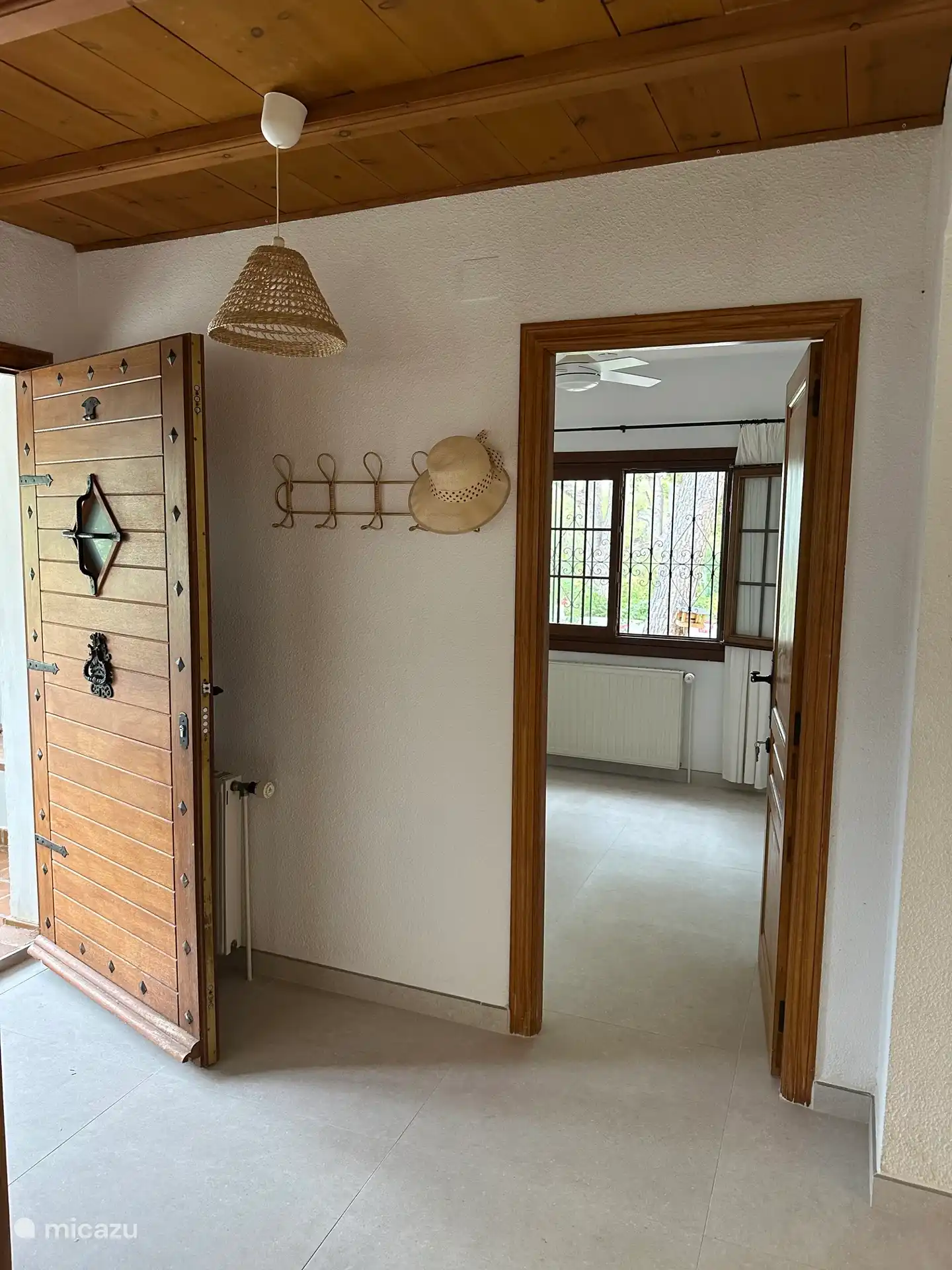 Hall avec vue dans la chambre 1