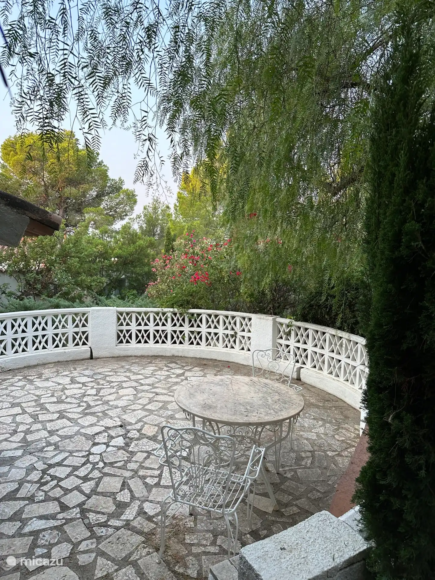 Terrasse extérieure avec espace barbecue