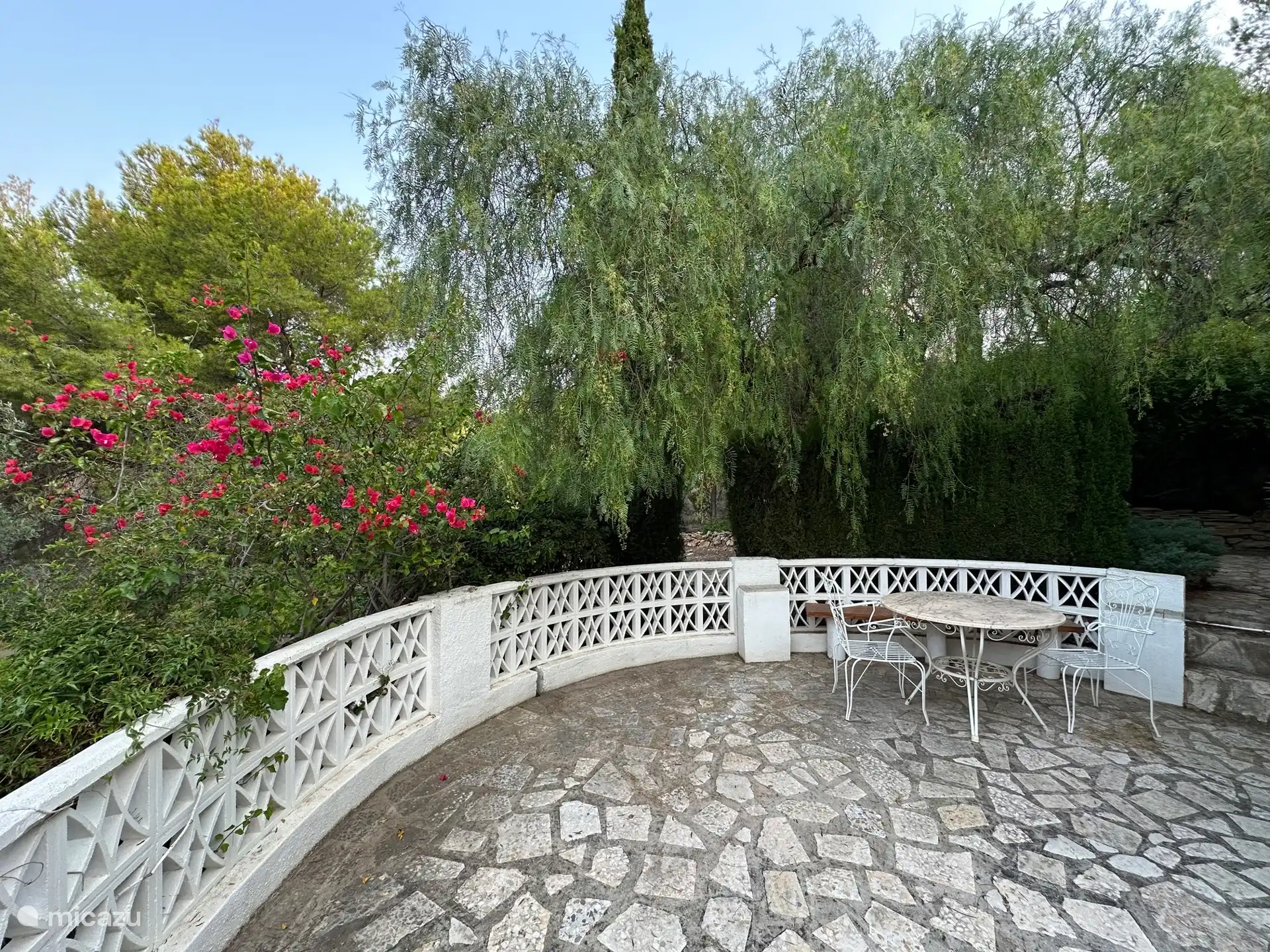 Terrasse extérieure avec espace barbecue