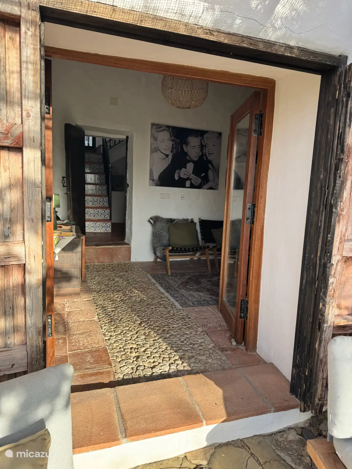 Vista desde la terraza a través de escaleras a la terraza de arriba.