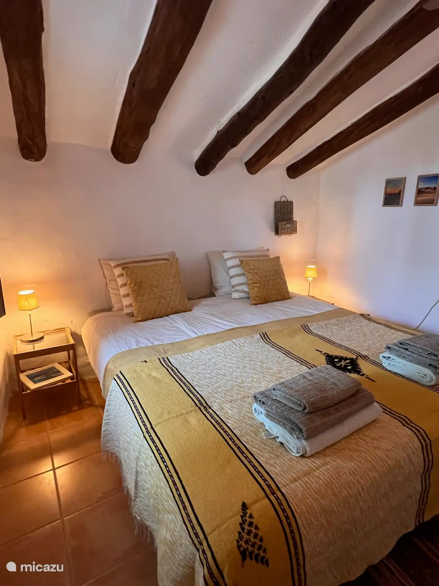 Dormitorio amarillo tamaño queen 