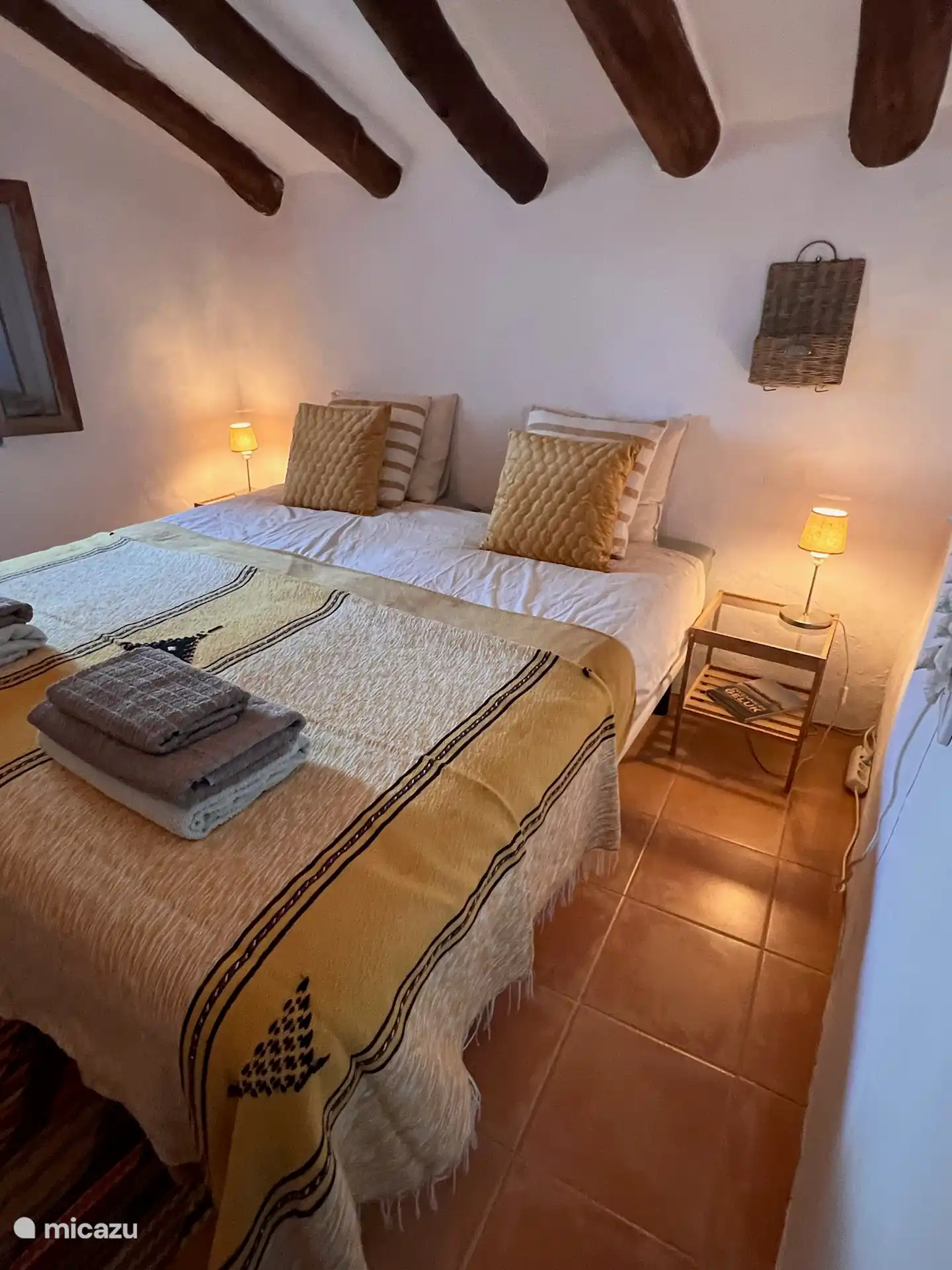 Dormitorio amarillo 2x cama individual 90x200