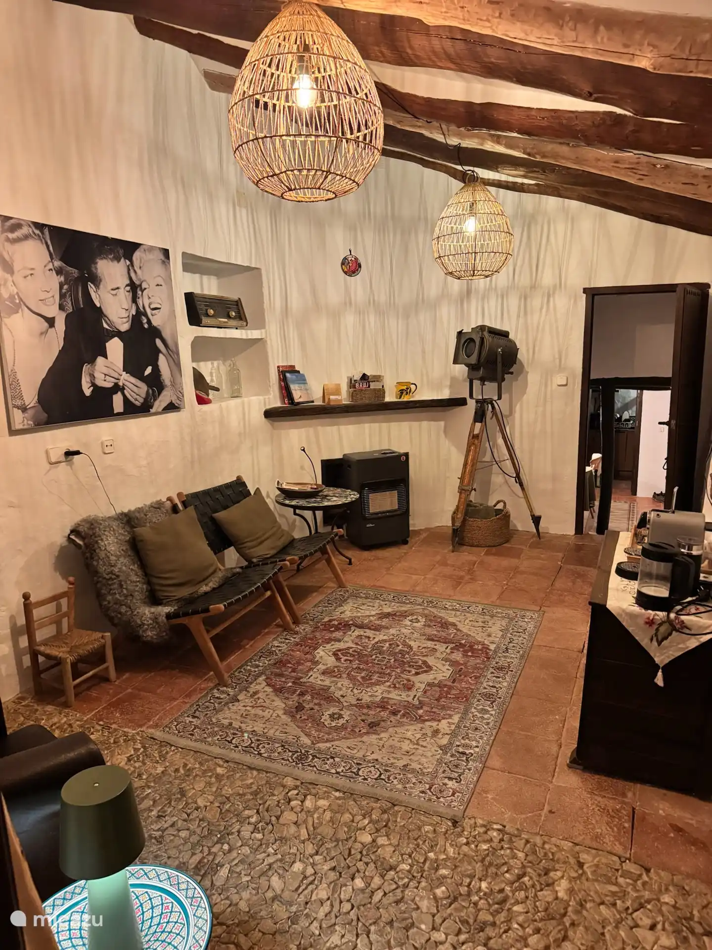 Sala de estar con rincón de café / té