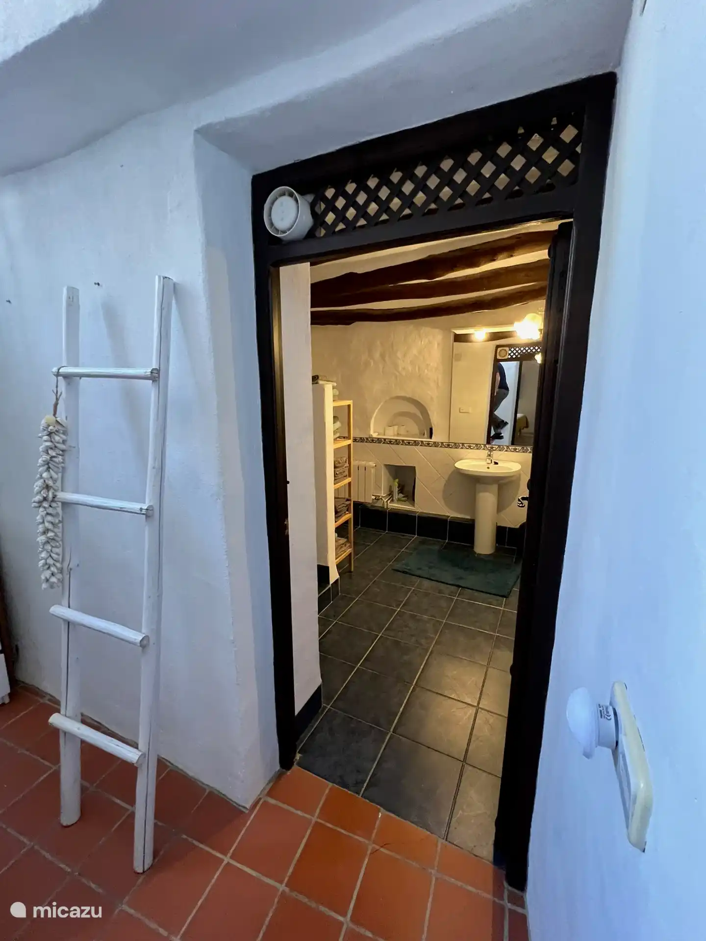 Amplio baño con ducha, inodoro y bidé