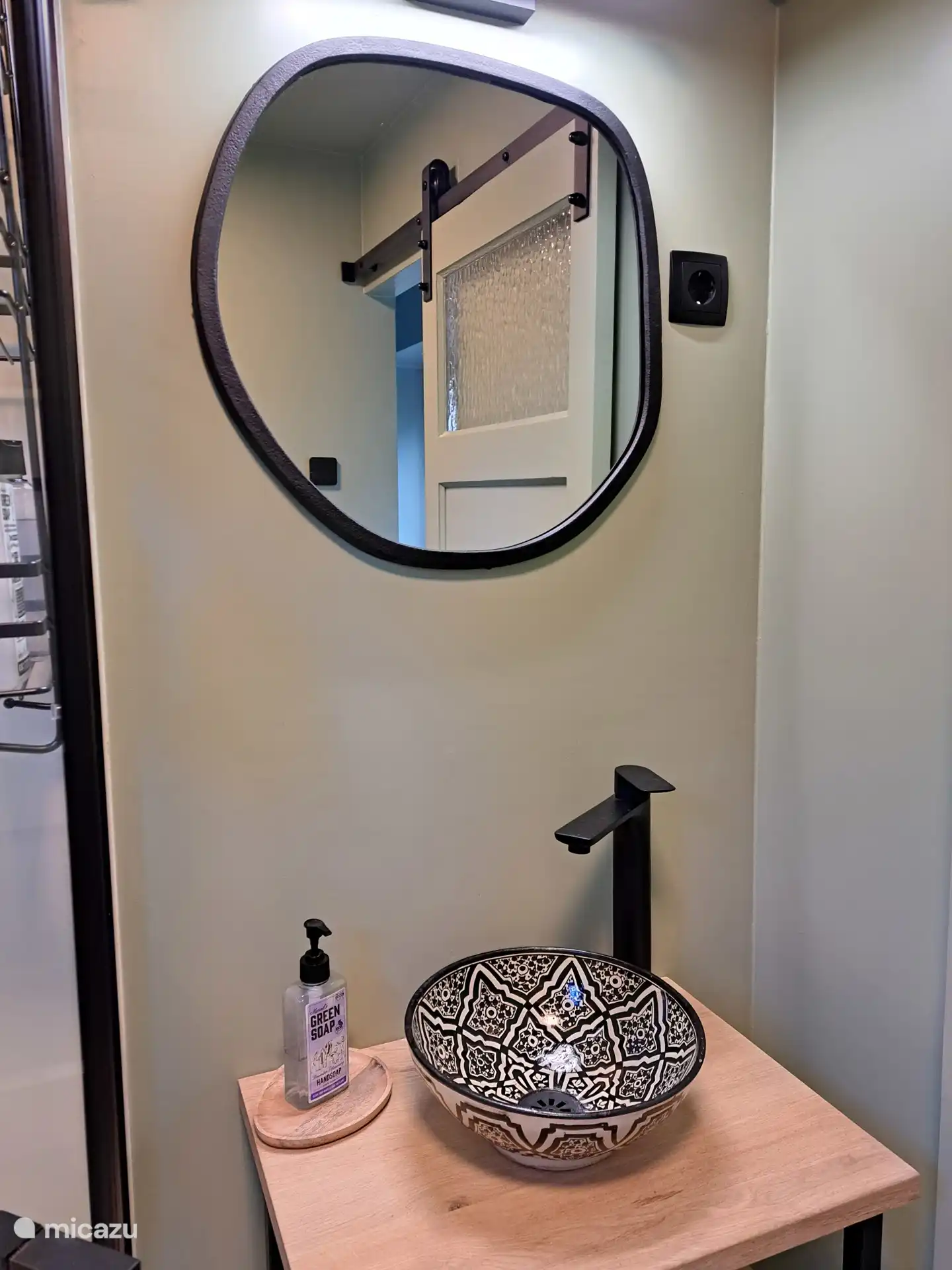 washbasin with mirror