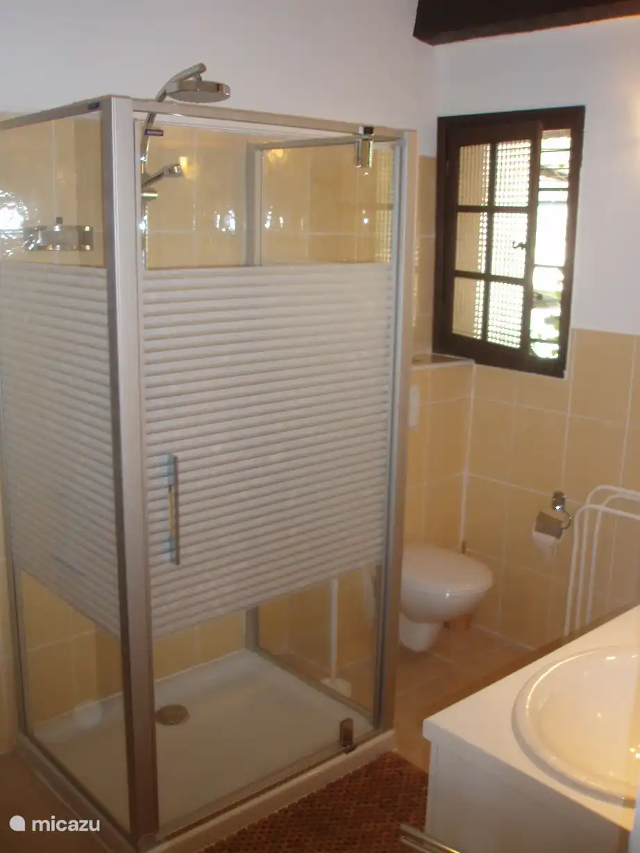 Dormitorio principal con ducha a ras de suelo