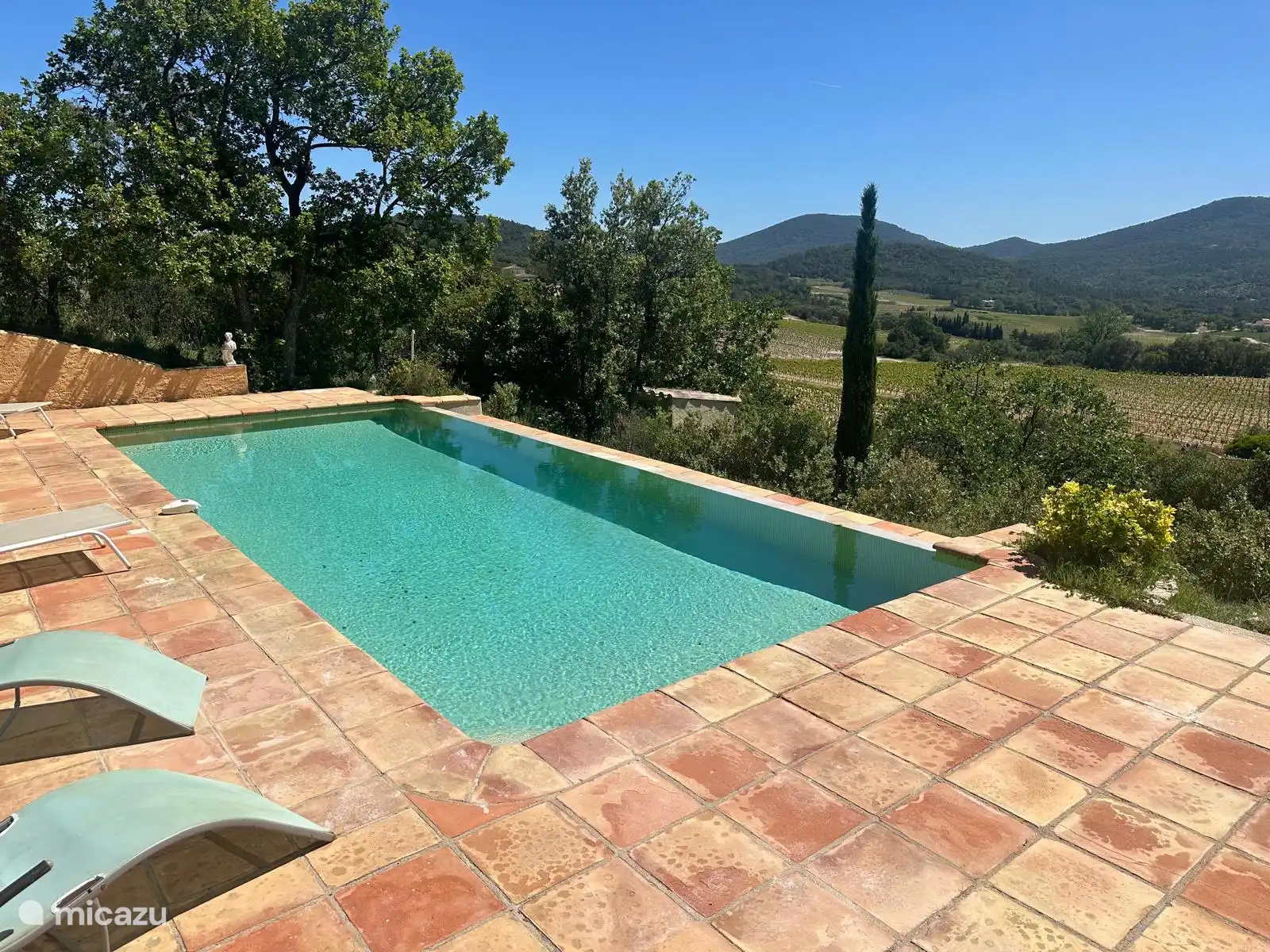 Gran piscina Infiniti con vistas lejanas