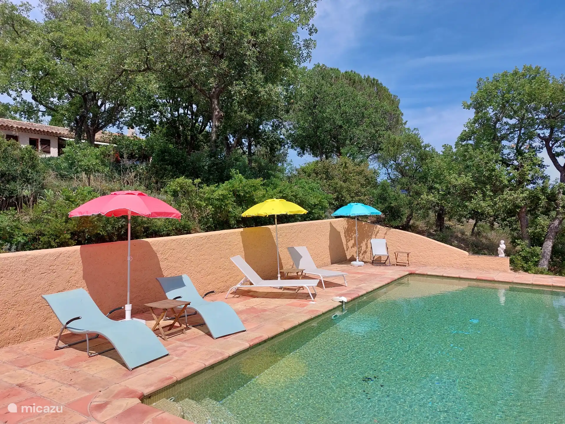 Gran piscina Infiniti con vistas lejanas