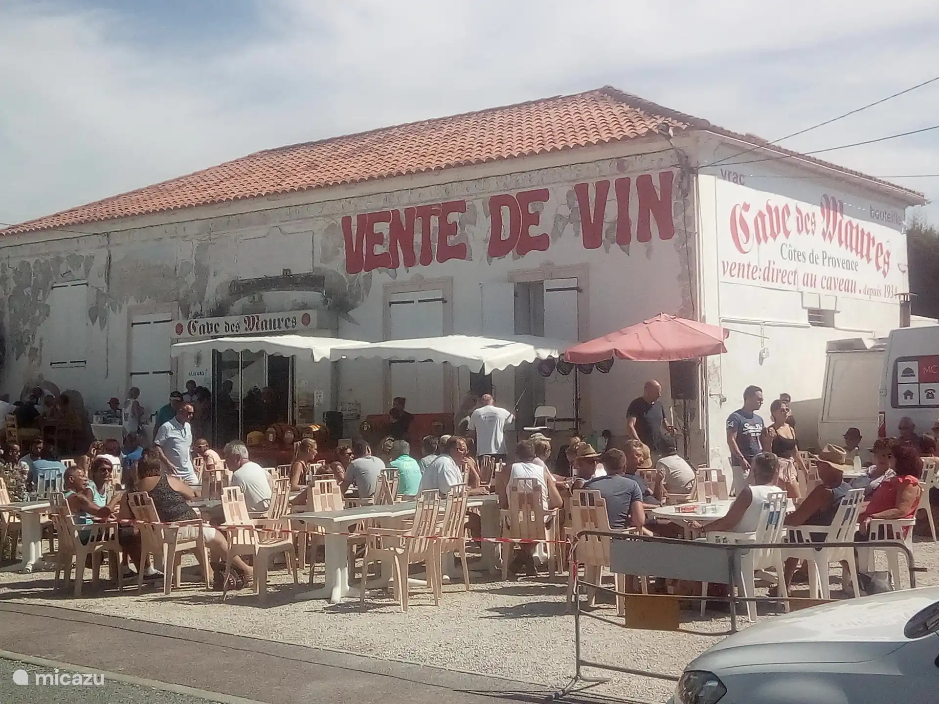 Cata de vinos súper acogedora en las afueras del pueblo