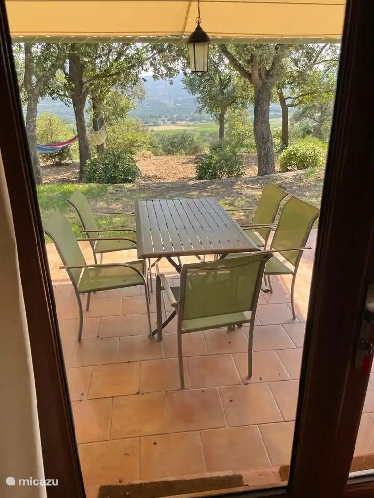 Vista desde la cocina de la terraza y los viñedos.