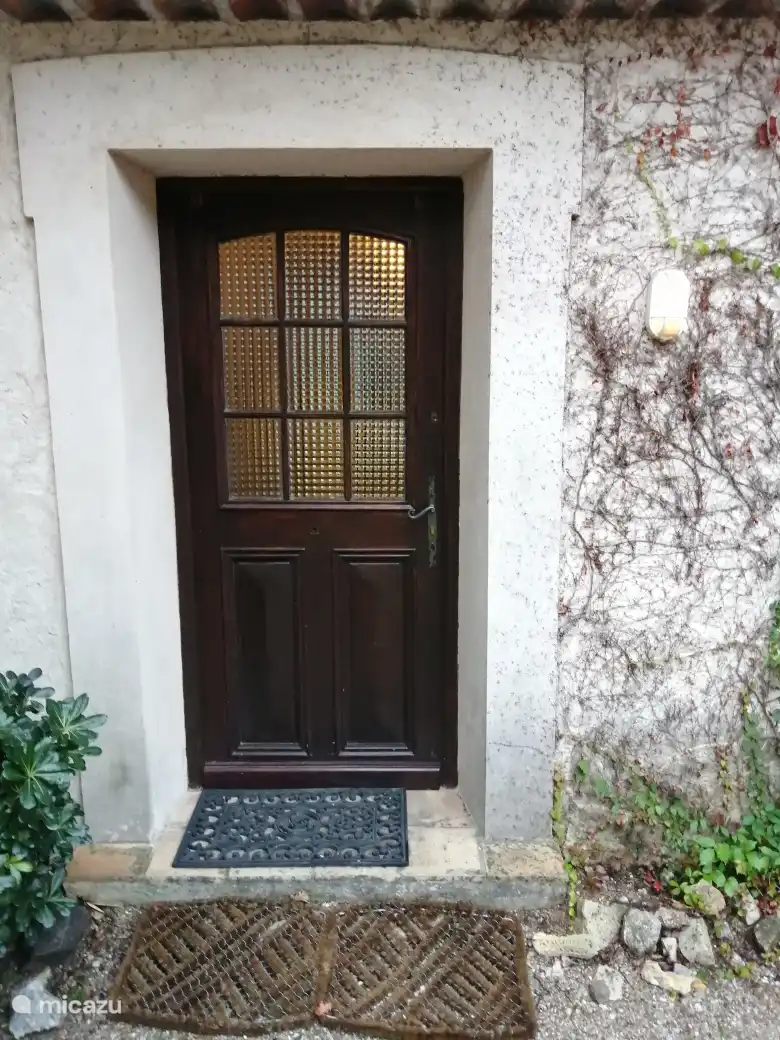 Puerta de entrada con caja de llaves