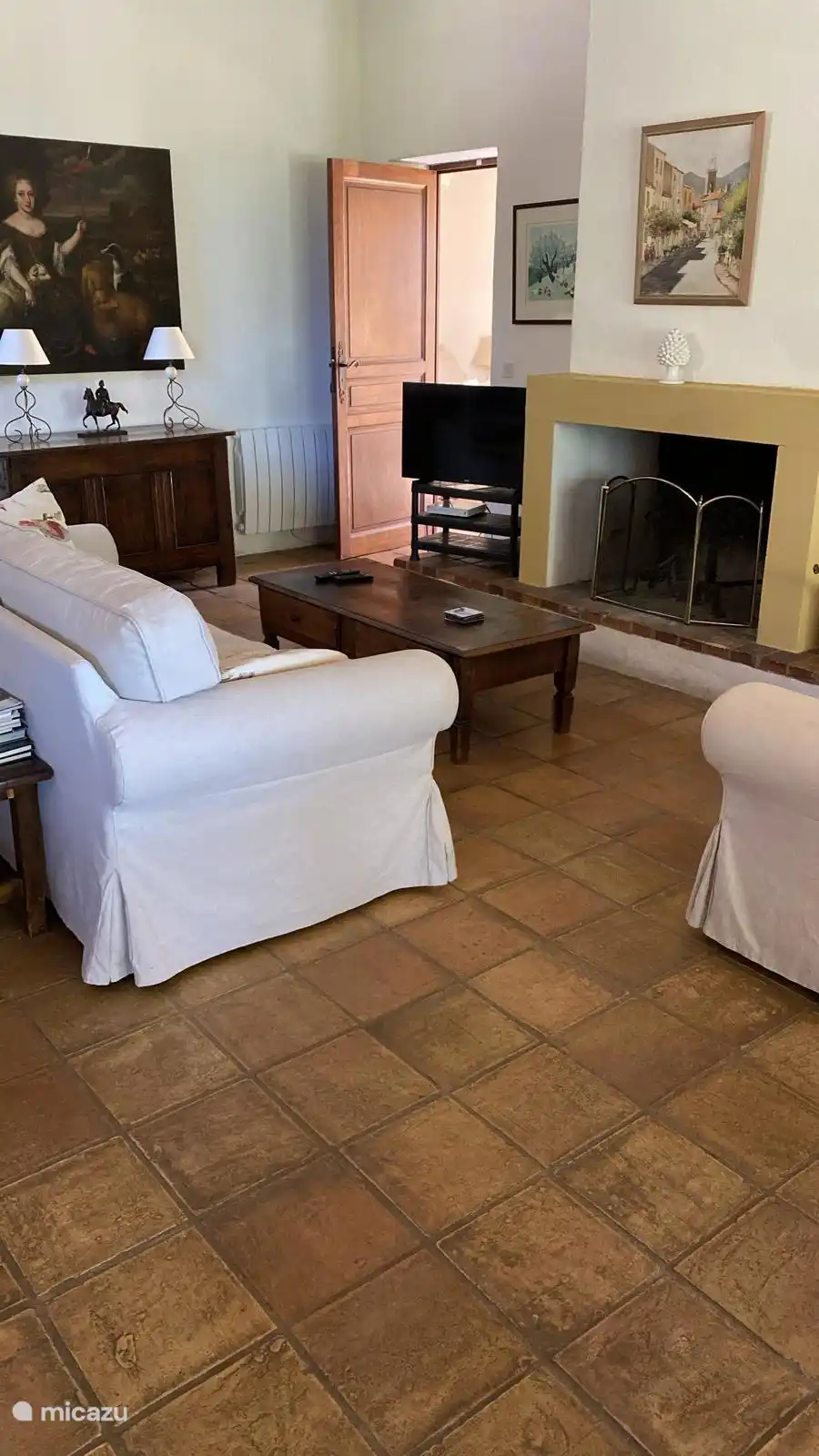 Libro sentado junto a la chimenea