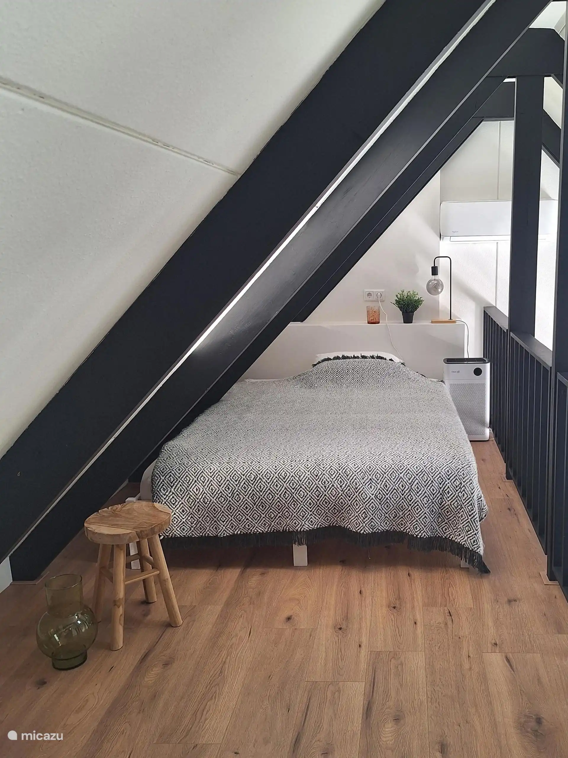 Extra bed on the loft that can be closed with room divider