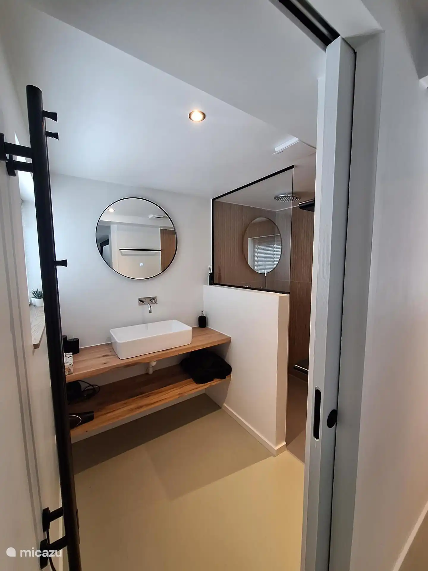 Luxe badkamer met ruime regendouche, fohn, verwarmde spiegel en design radiator