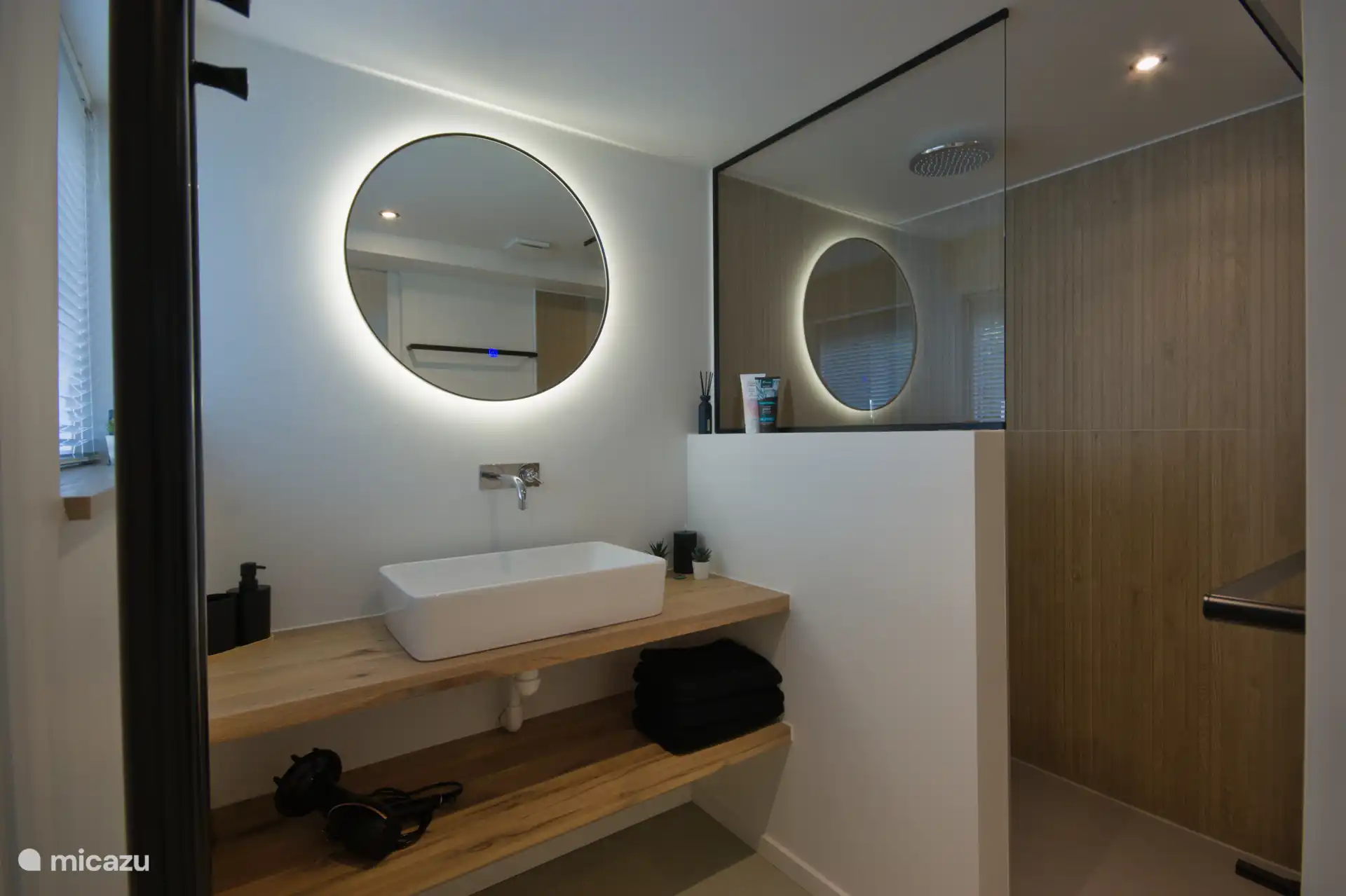 Bathroom, rain shower, heated mirror, automatic extraction and lighting
