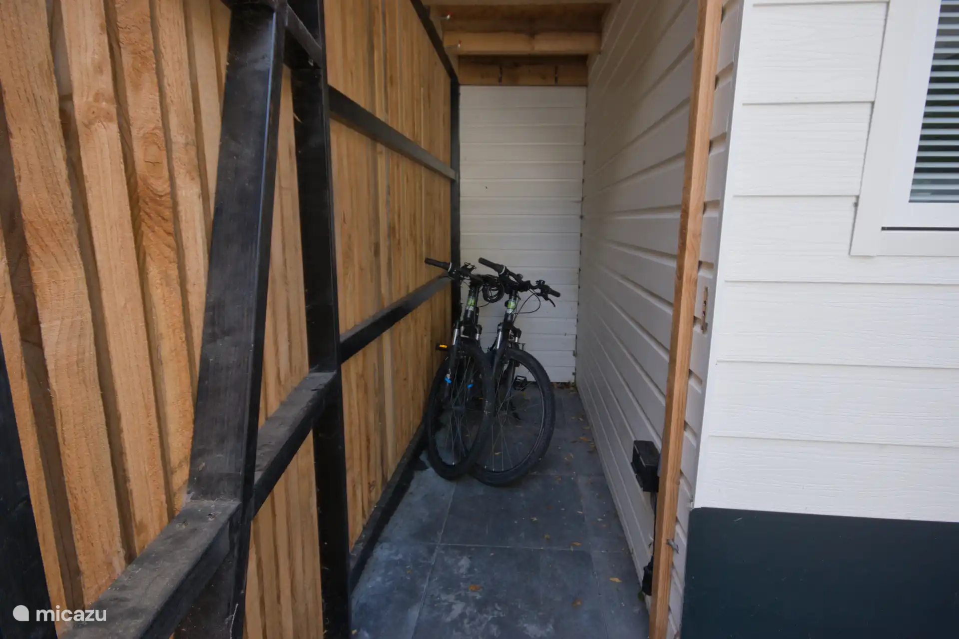 Lockable bicycle shed with two sockets for charging e-bikes