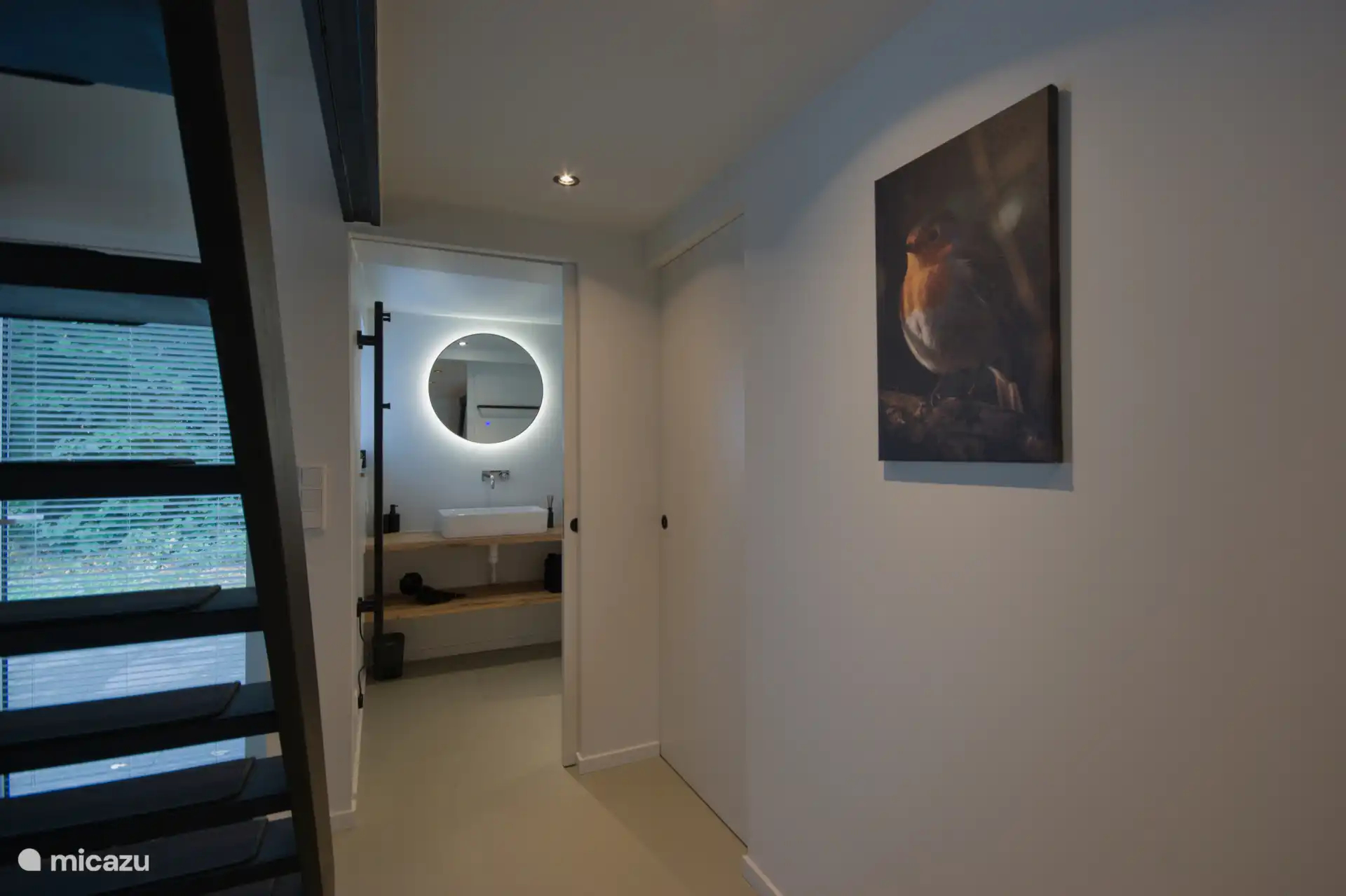 toilet, doucheruimte en trap naar boven