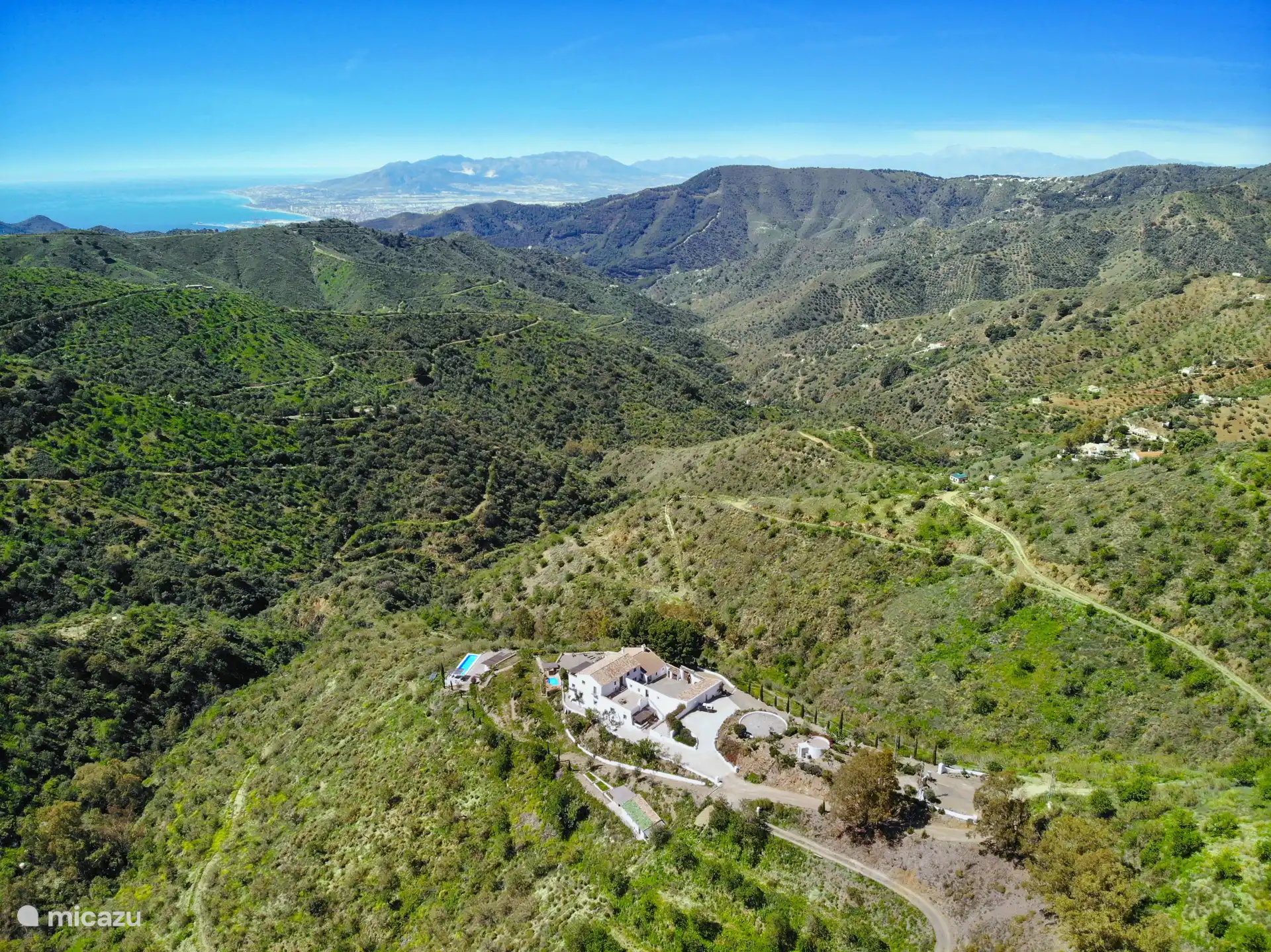 Tir par drone sur Cortijo Juan Salvador avec vue sur le centre de Malaga