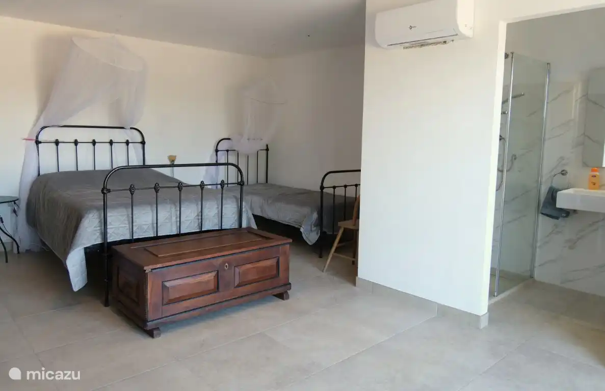 Die Pension verfügt über ein eigenes Bad.