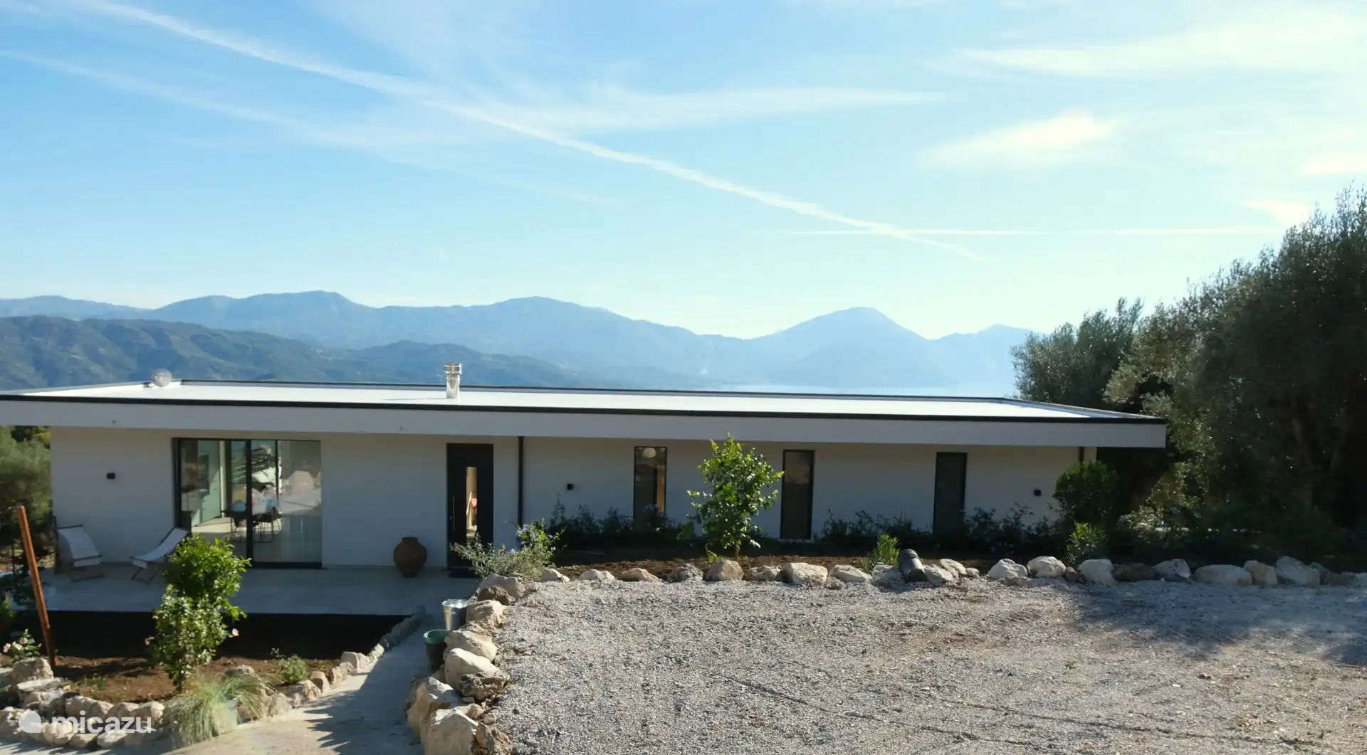 Geräumiger Parkplatz